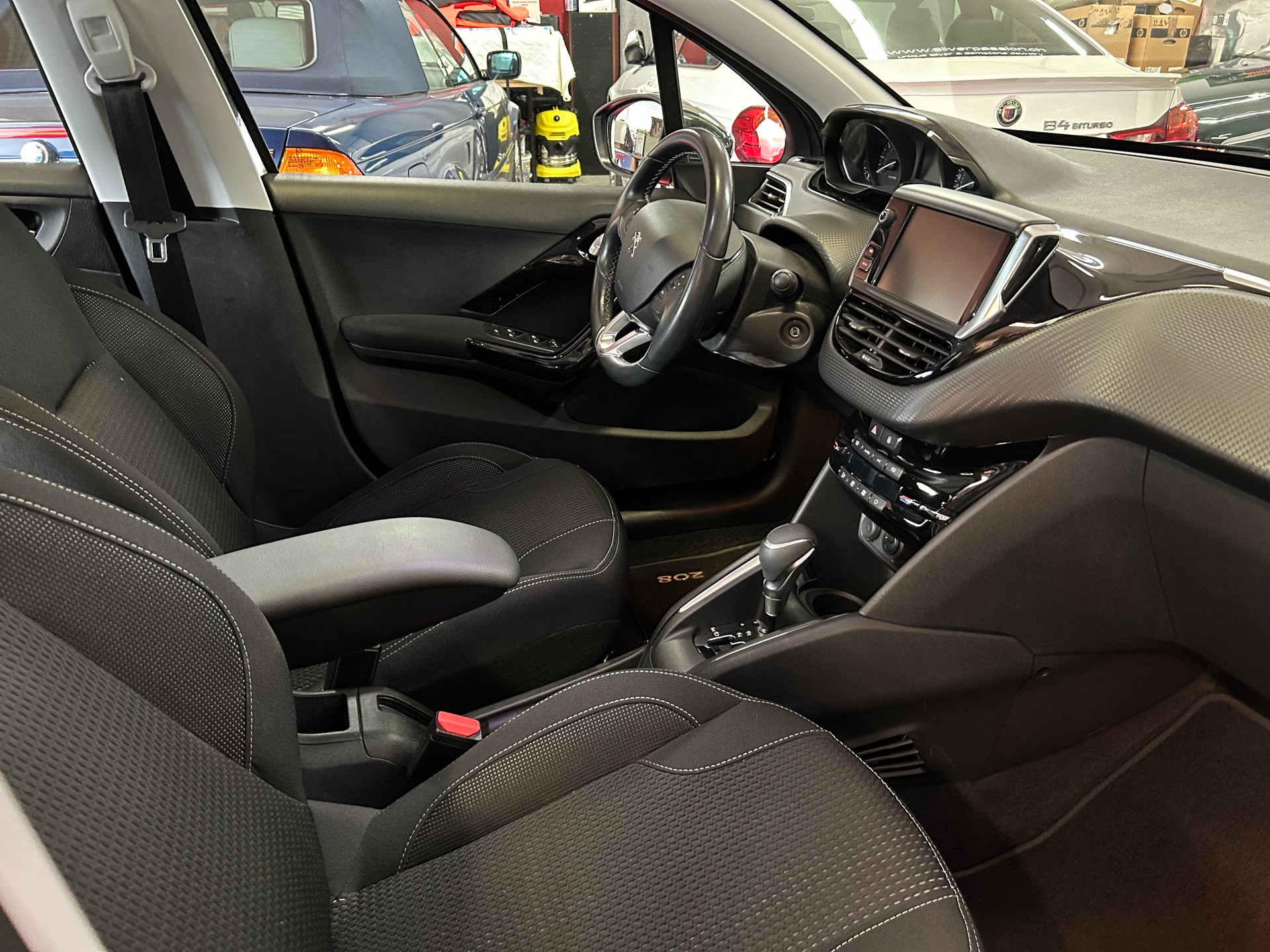 PEUGEOT 208 1.2 PureTech Allure EAT6-image-12