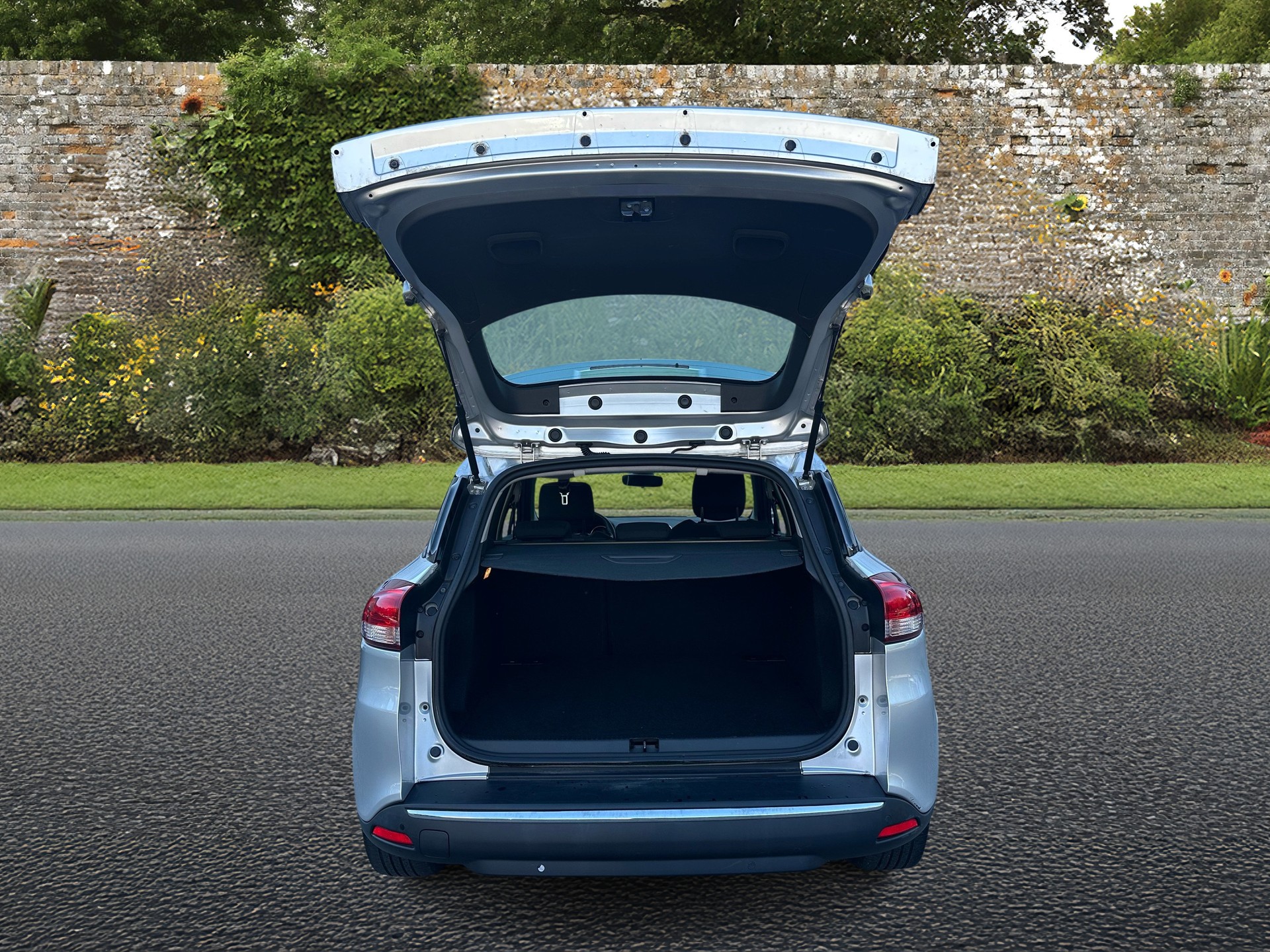RENAULT Clio Grandtour 1.2 16V T Swiss Edition EDC-image-15