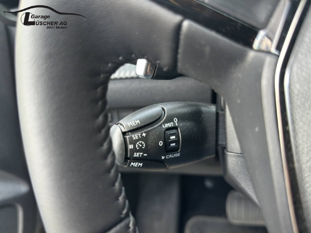 PEUGEOT 208 1.2 PureTech 100 Allure-image-17