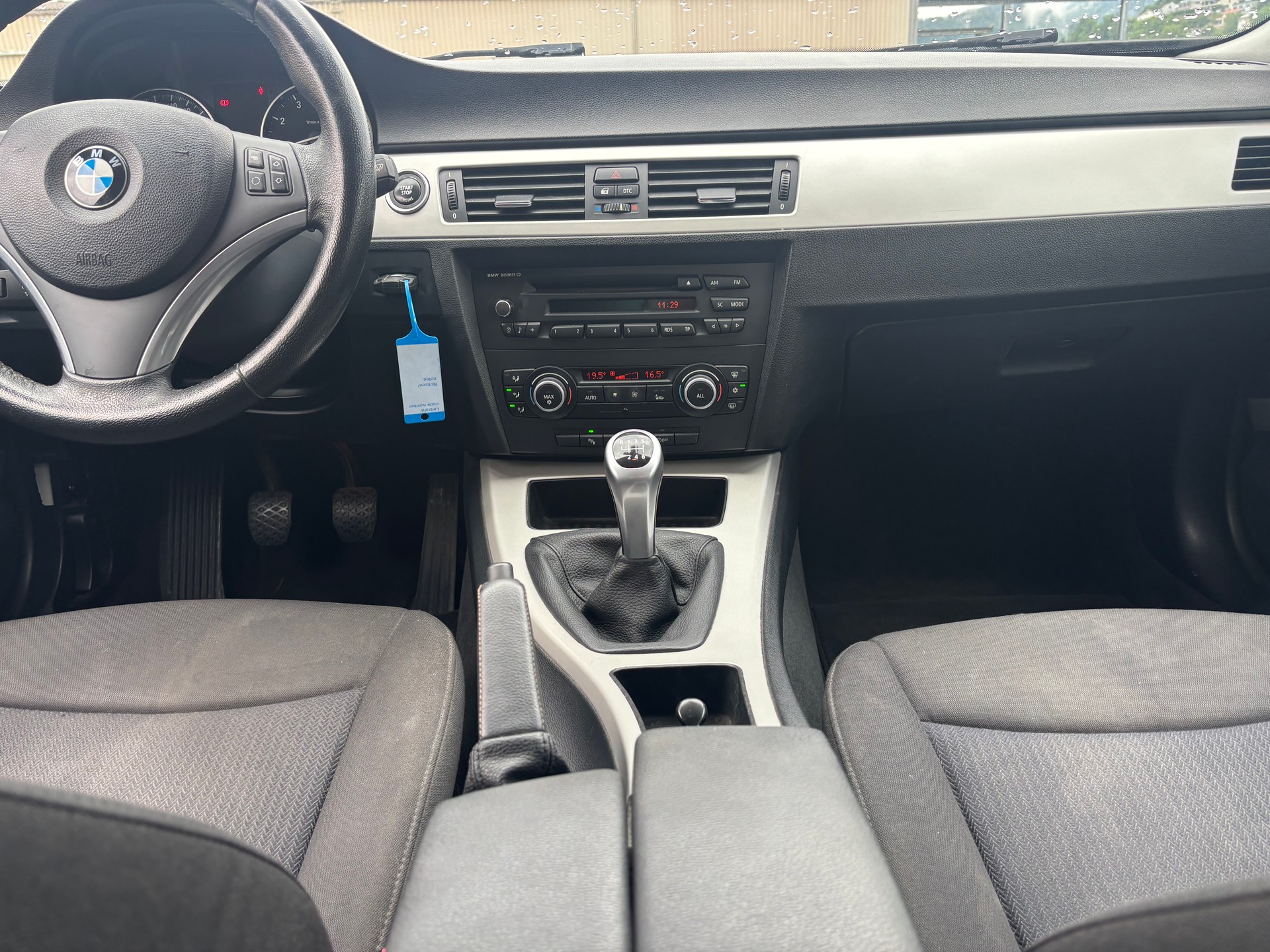 BMW 320i Touring-image-9