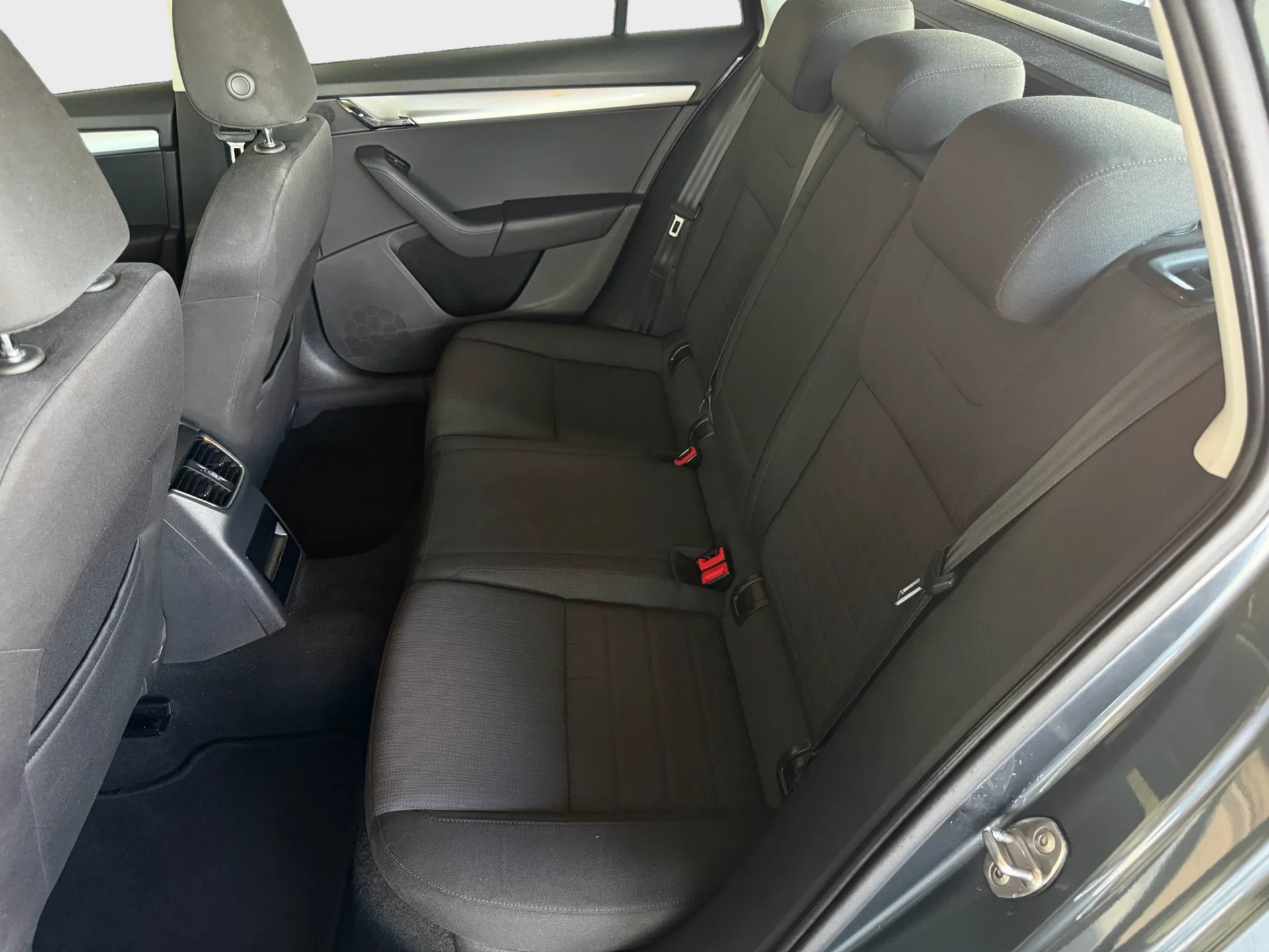 SKODA Octavia Combi 2.0 TDI Elegance 4x4-image-18