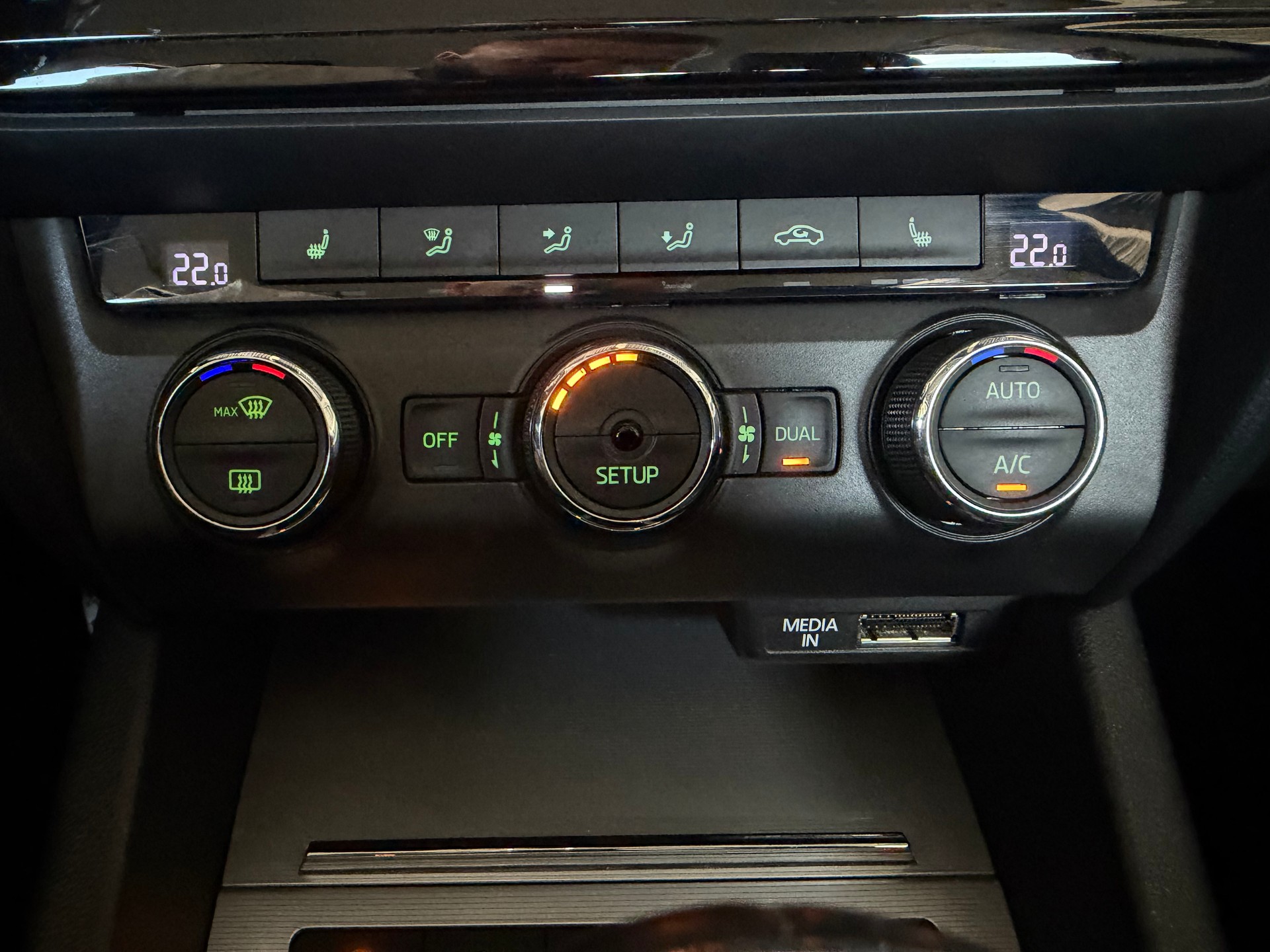 SKODA Octavia Combi 2.0 TDI Elegance 4x4-image-13