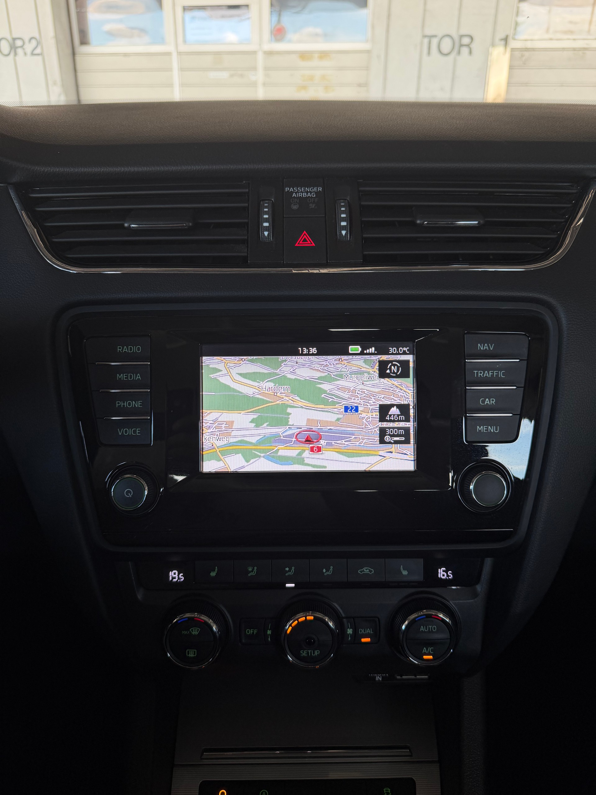 SKODA Octavia Combi 2.0 TDI Elegance 4x4-image-16