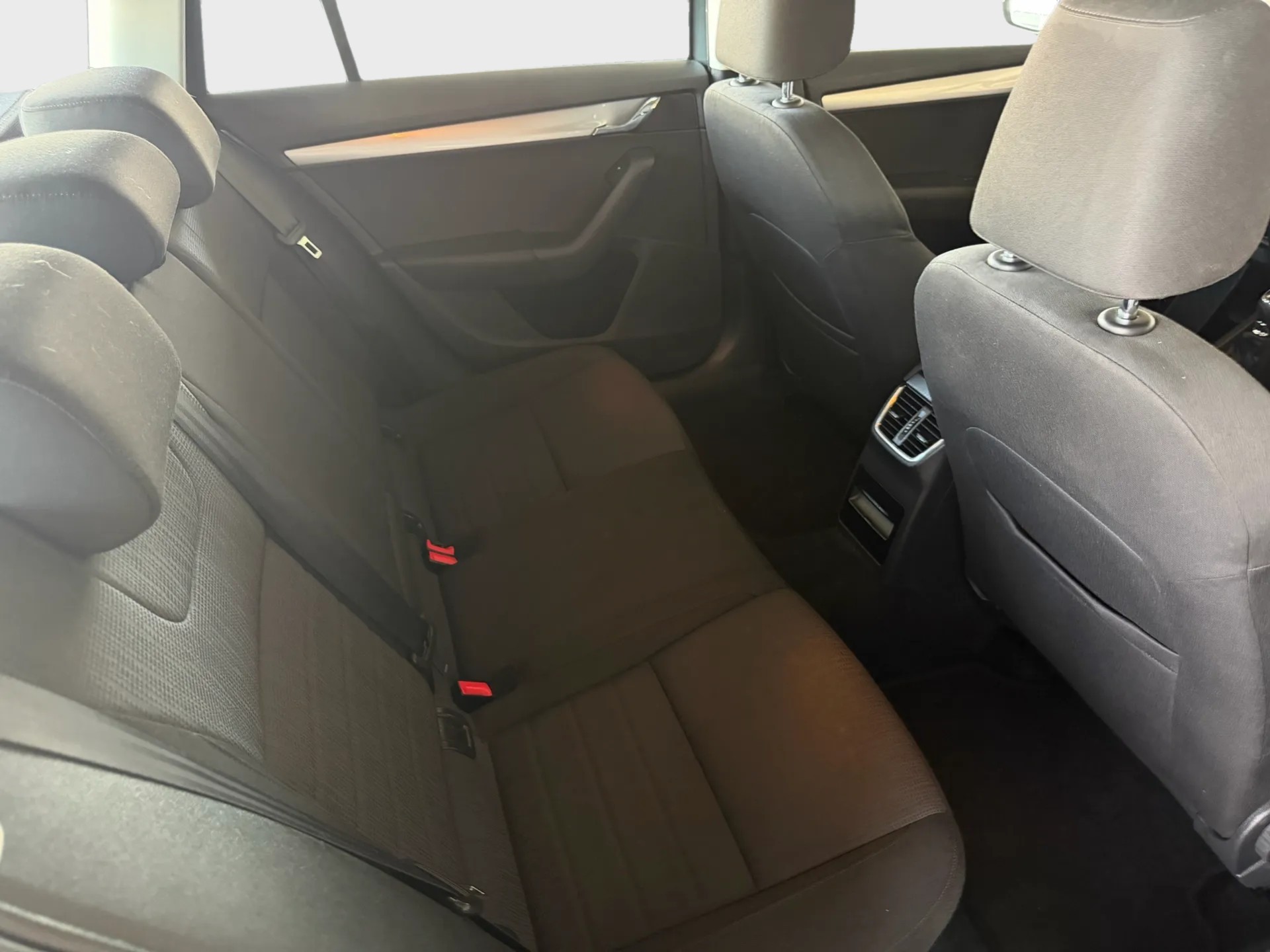 SKODA Octavia Combi 2.0 TDI Elegance 4x4-image-19