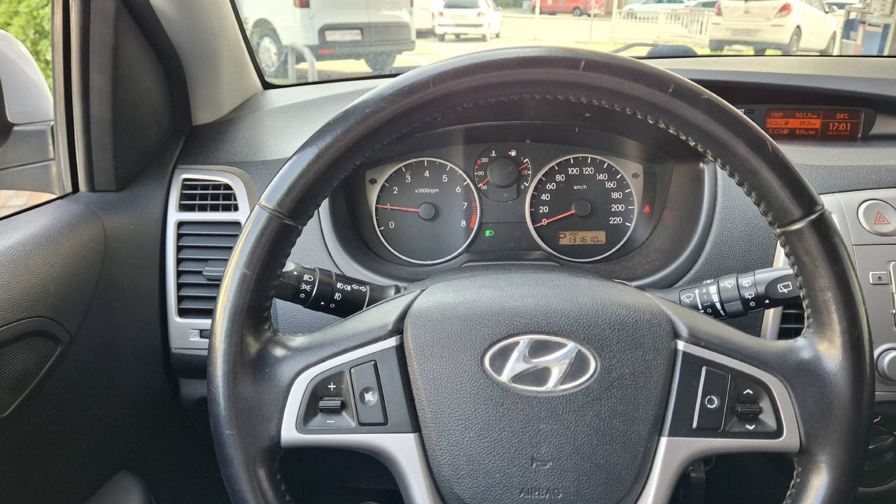 HYUNDAI i20 1.4 Style-image-9