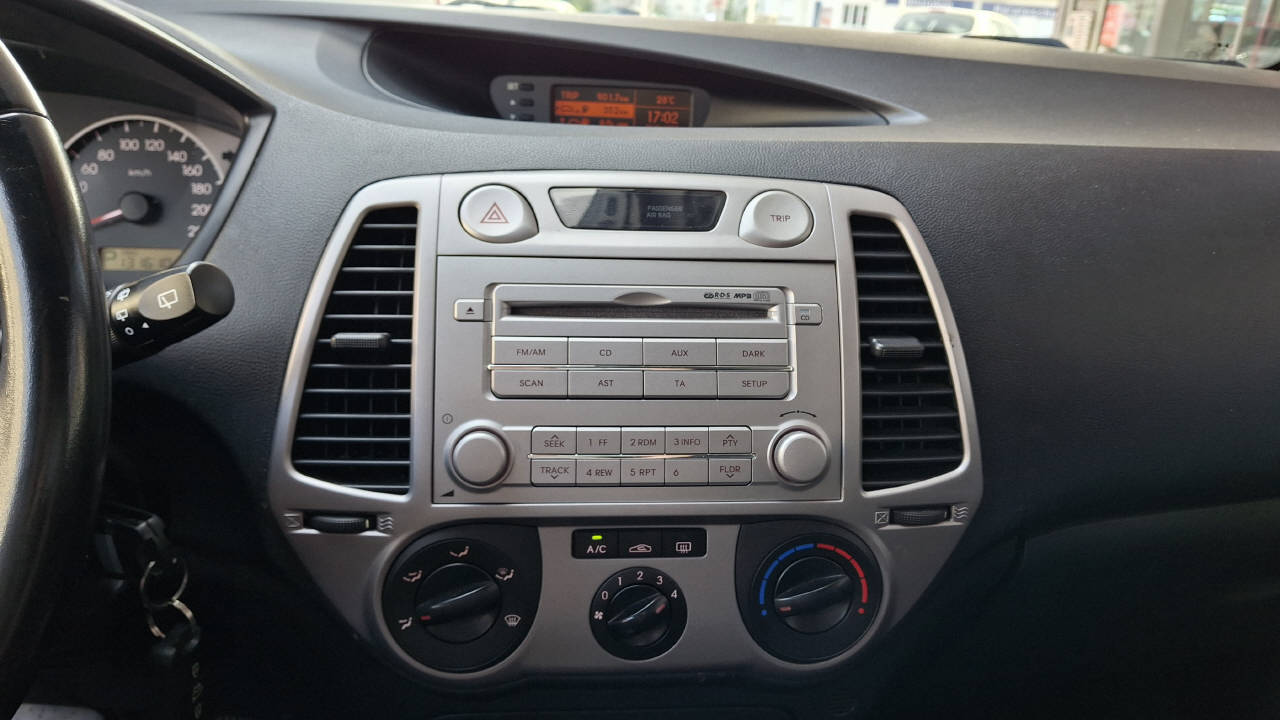 HYUNDAI i20 1.4 Style-image-11