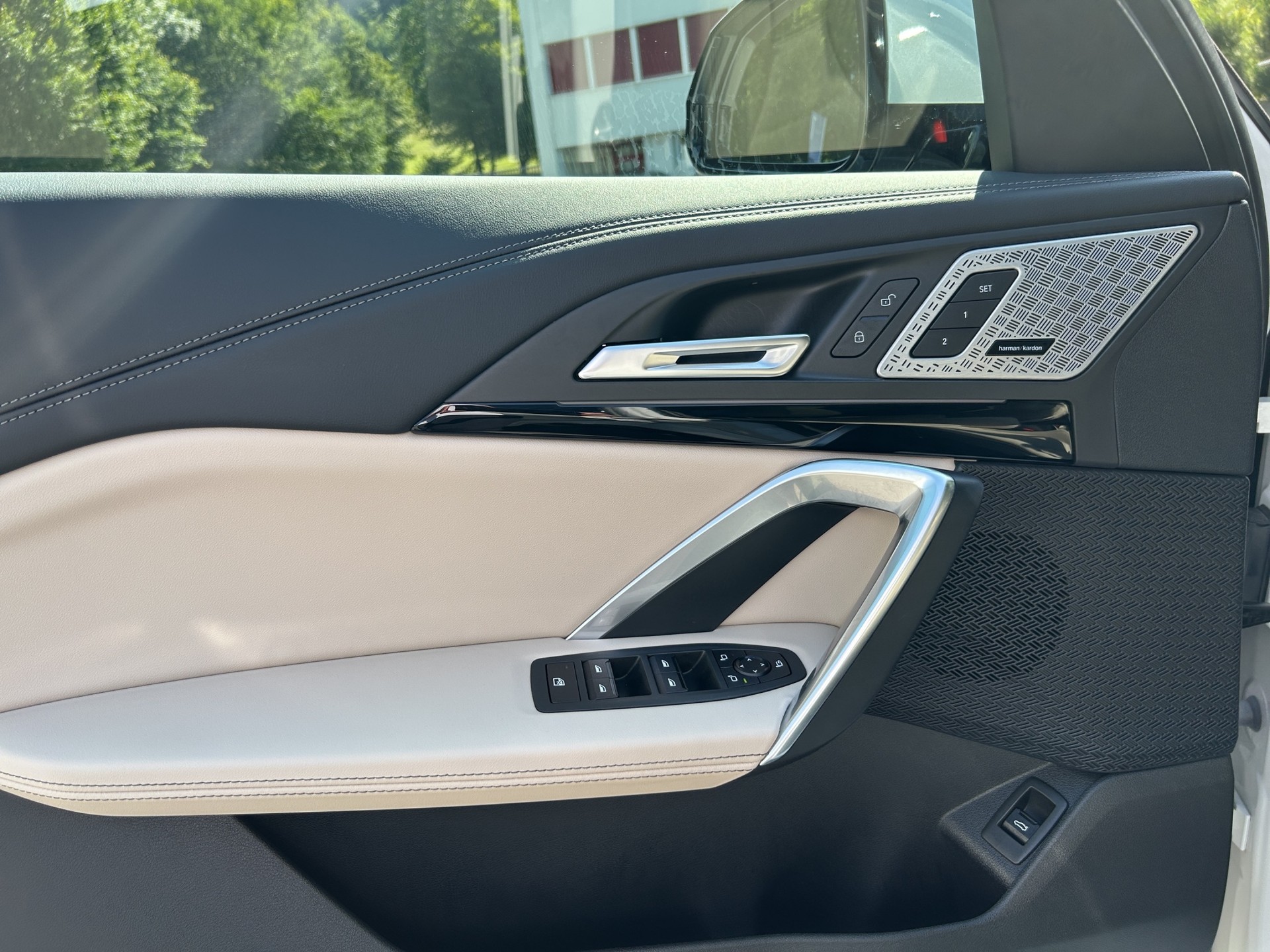 BMW iX1 xDrive 30 M Sport-image-12