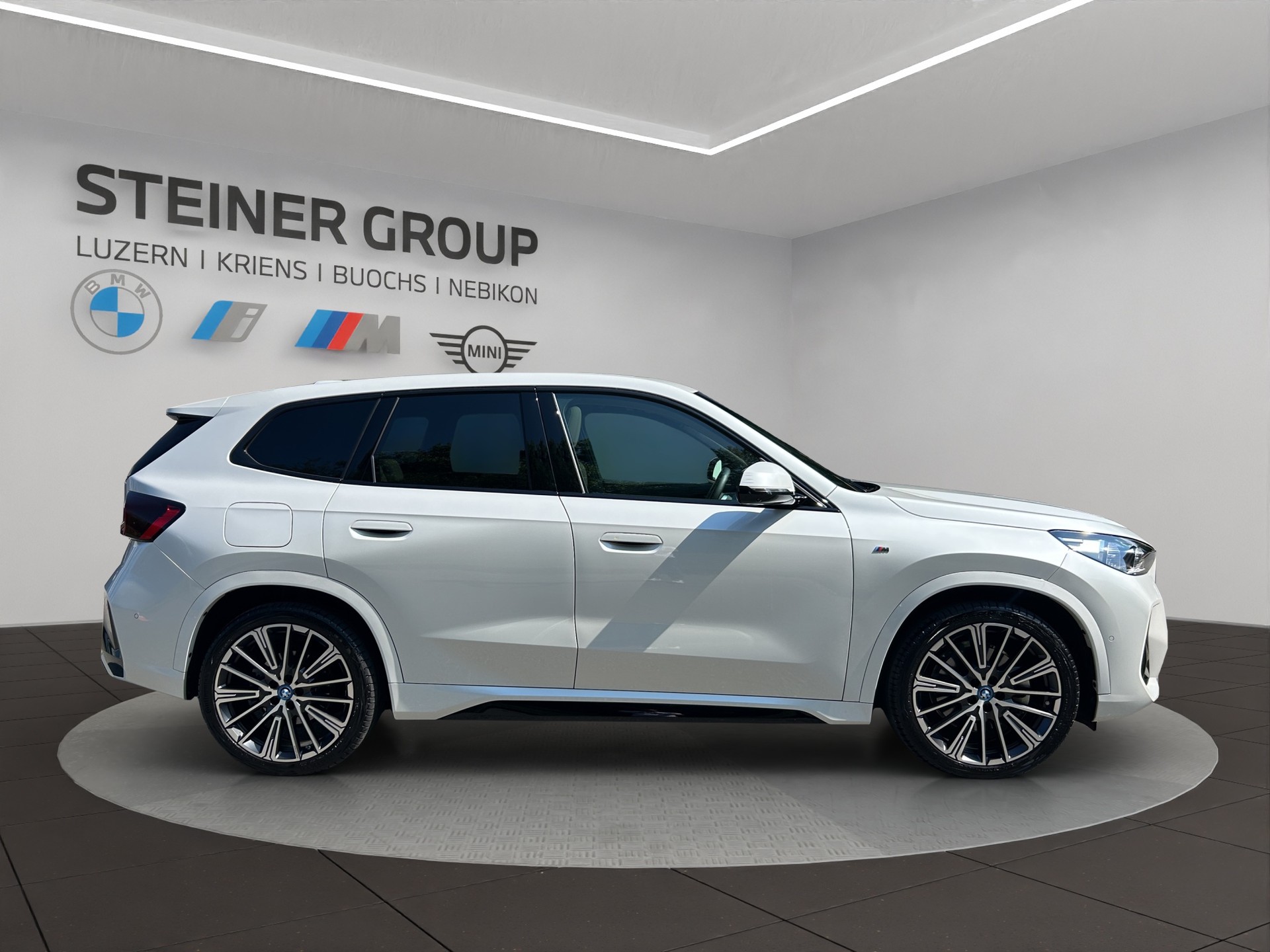 BMW iX1 xDrive 30 M Sport-image-4