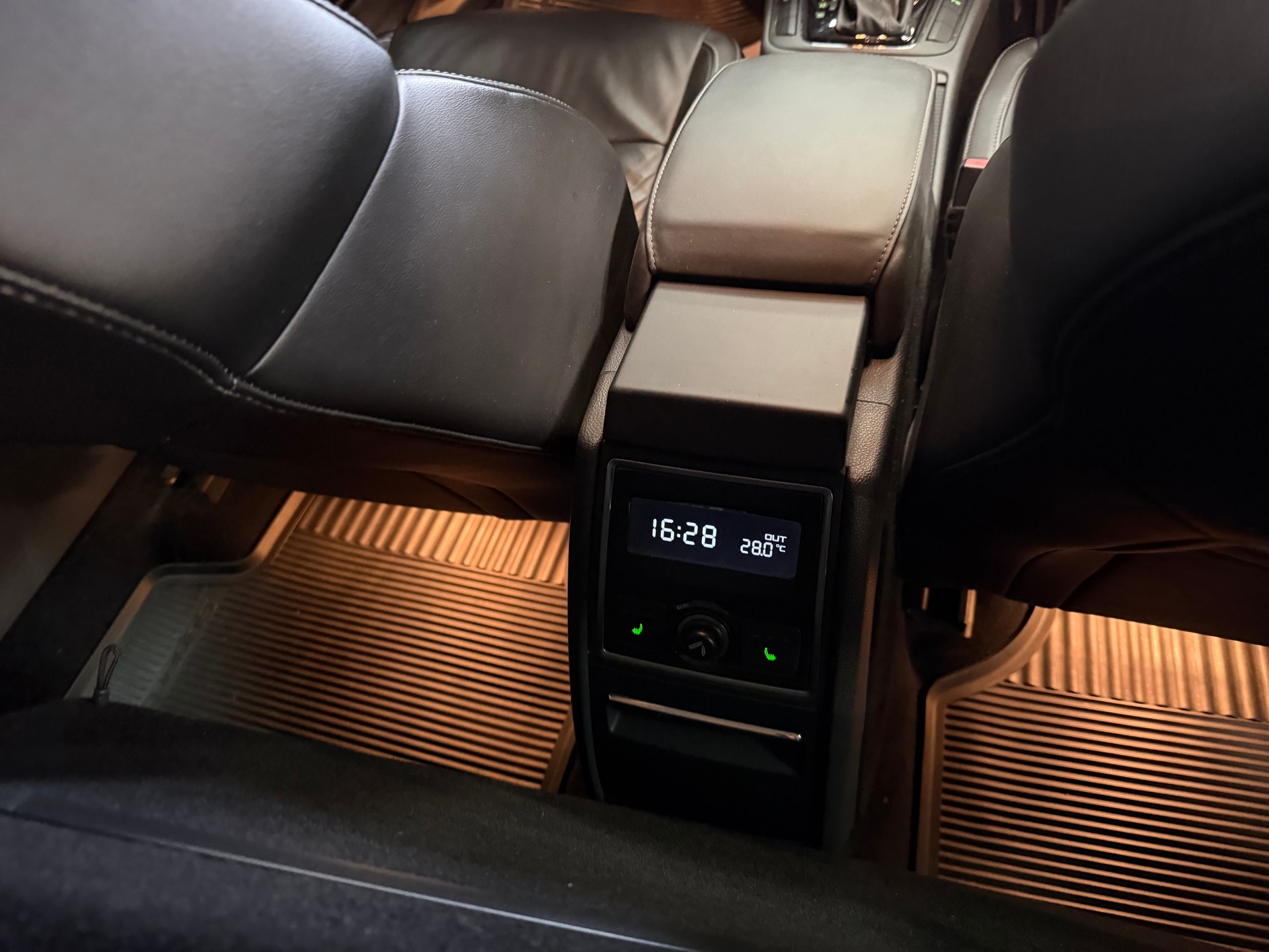 SKODA Superb 3.6 FSI Elegance 4x4 DSG-image-10