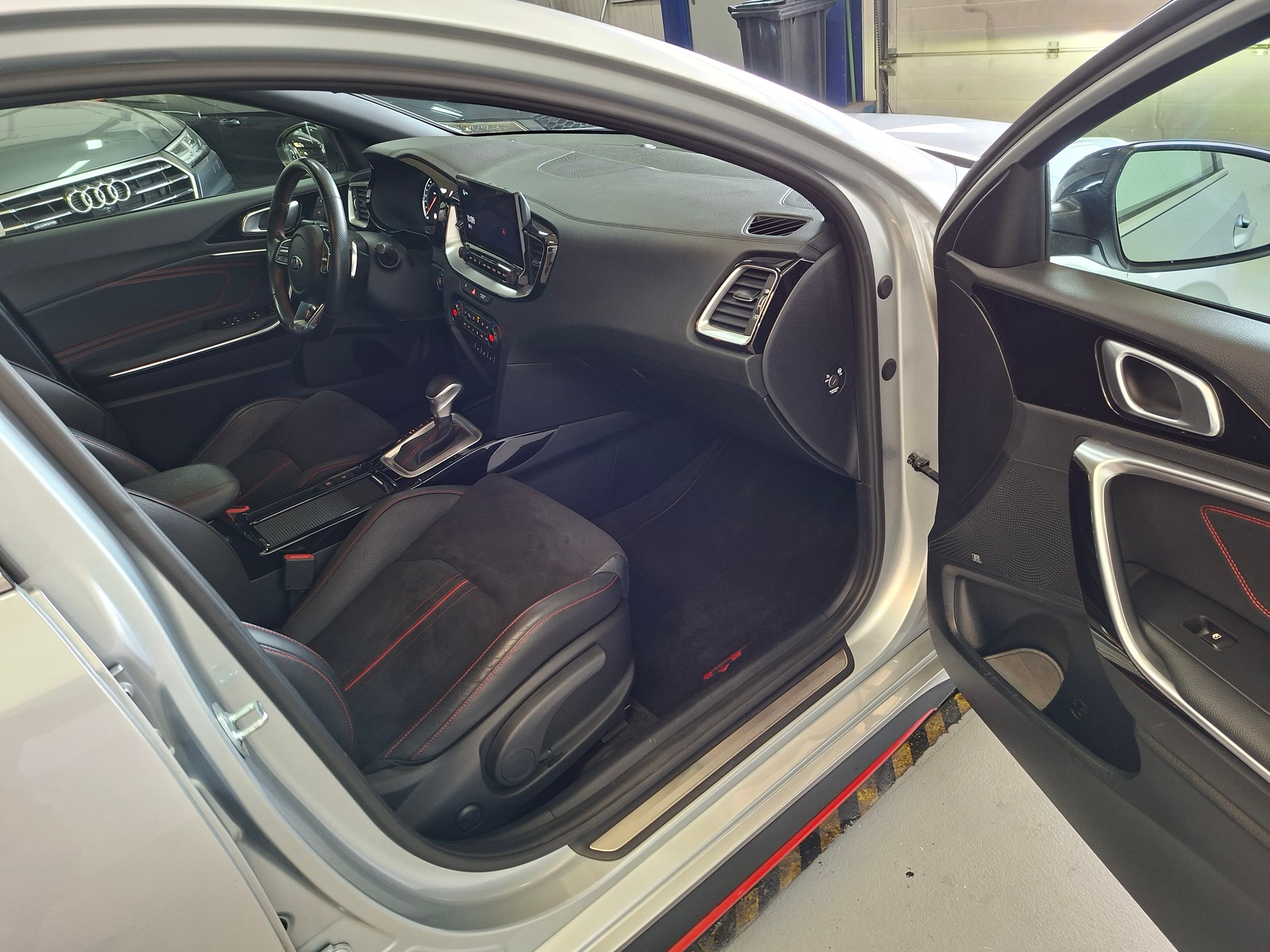 KIA ProCeed 1.6 T-GDi GT DCT-image-17