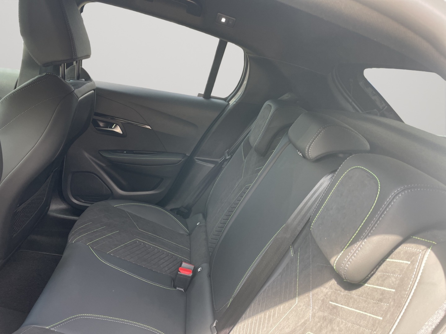 PEUGEOT 208 NEW 1.2 Hybrid 145 GT-image-8