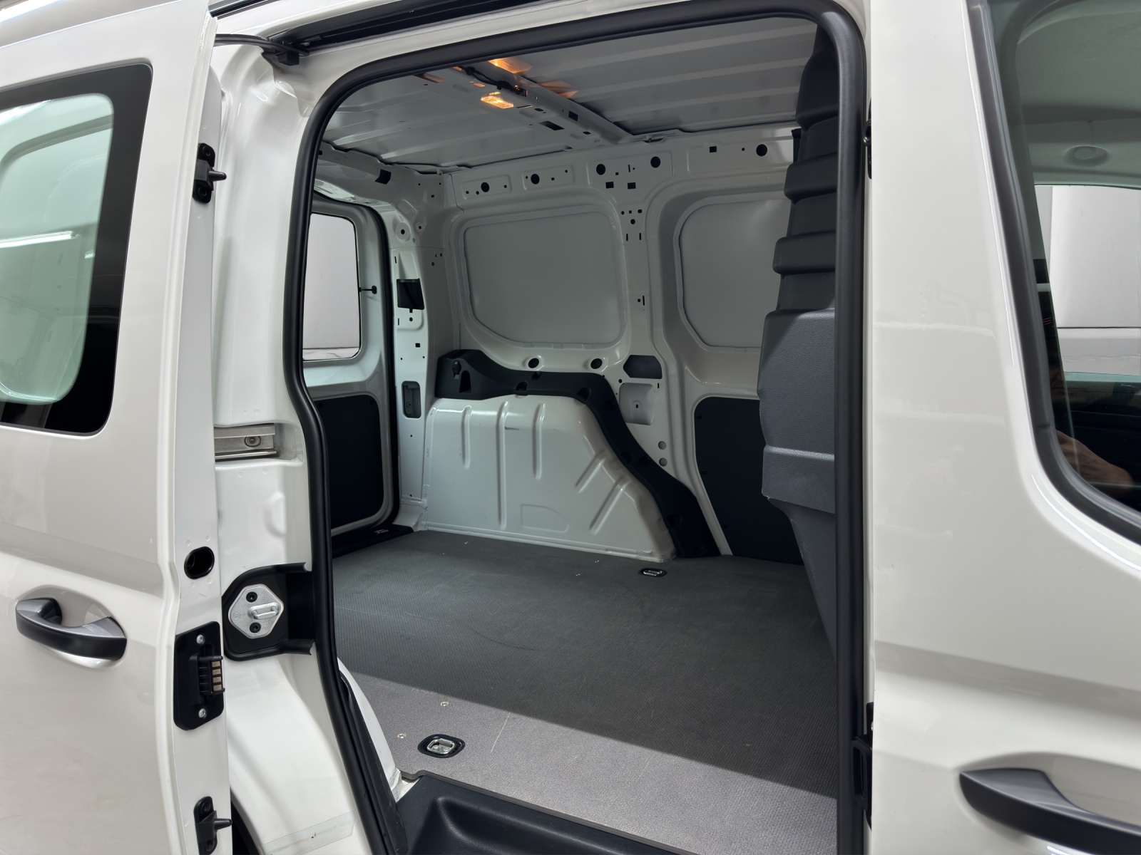 VW Caddy 2.0 TDI Cargo 4Motion-image-12
