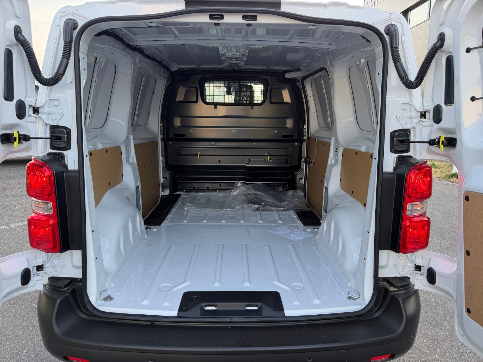 FIAT E-Scudo 75kWh L2 * 360 km Reichweite * Top Preis * Holzboden Gratis *-image-3