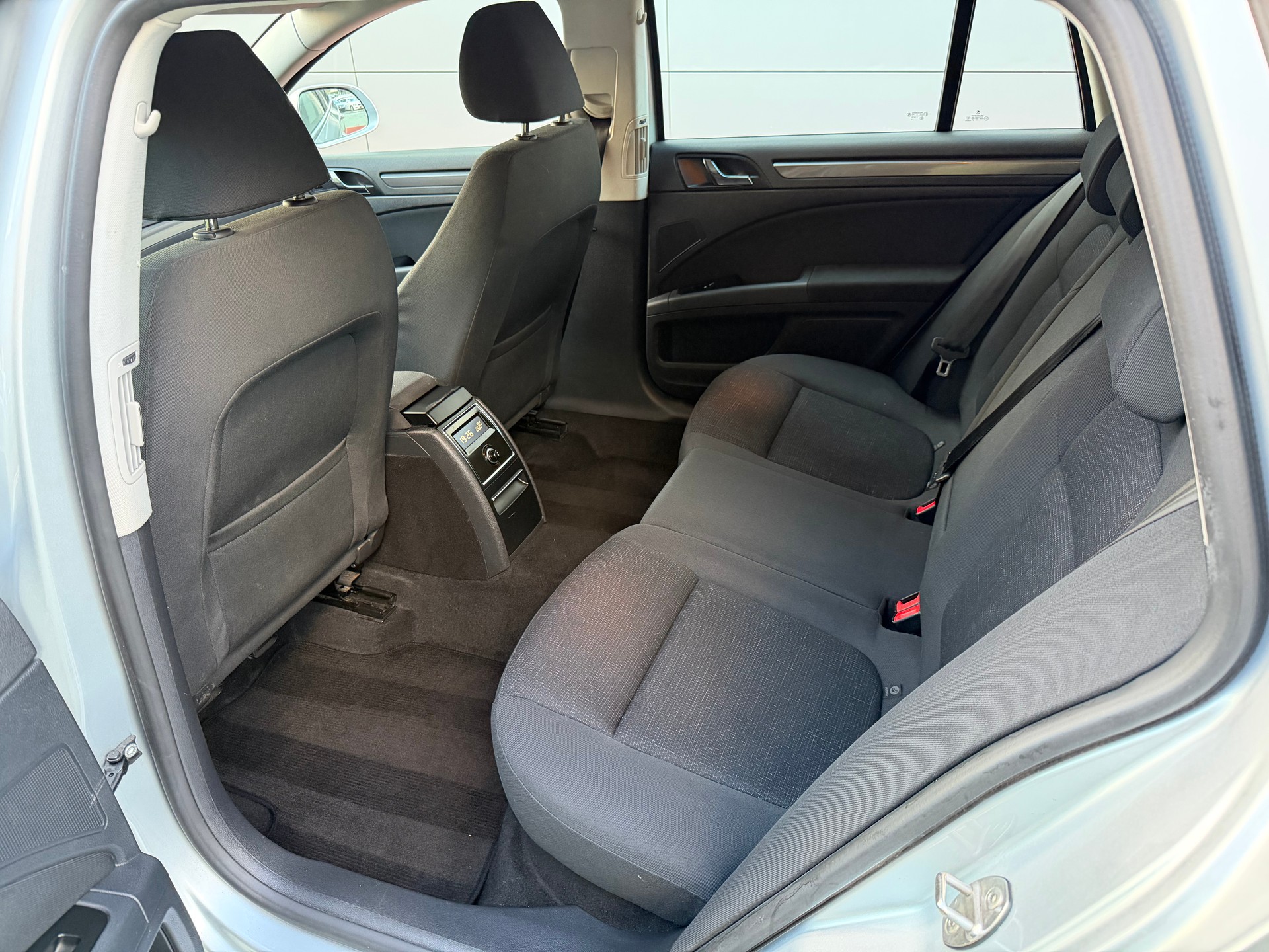 SKODA Superb Combi 1.8 TSI Business-image-9