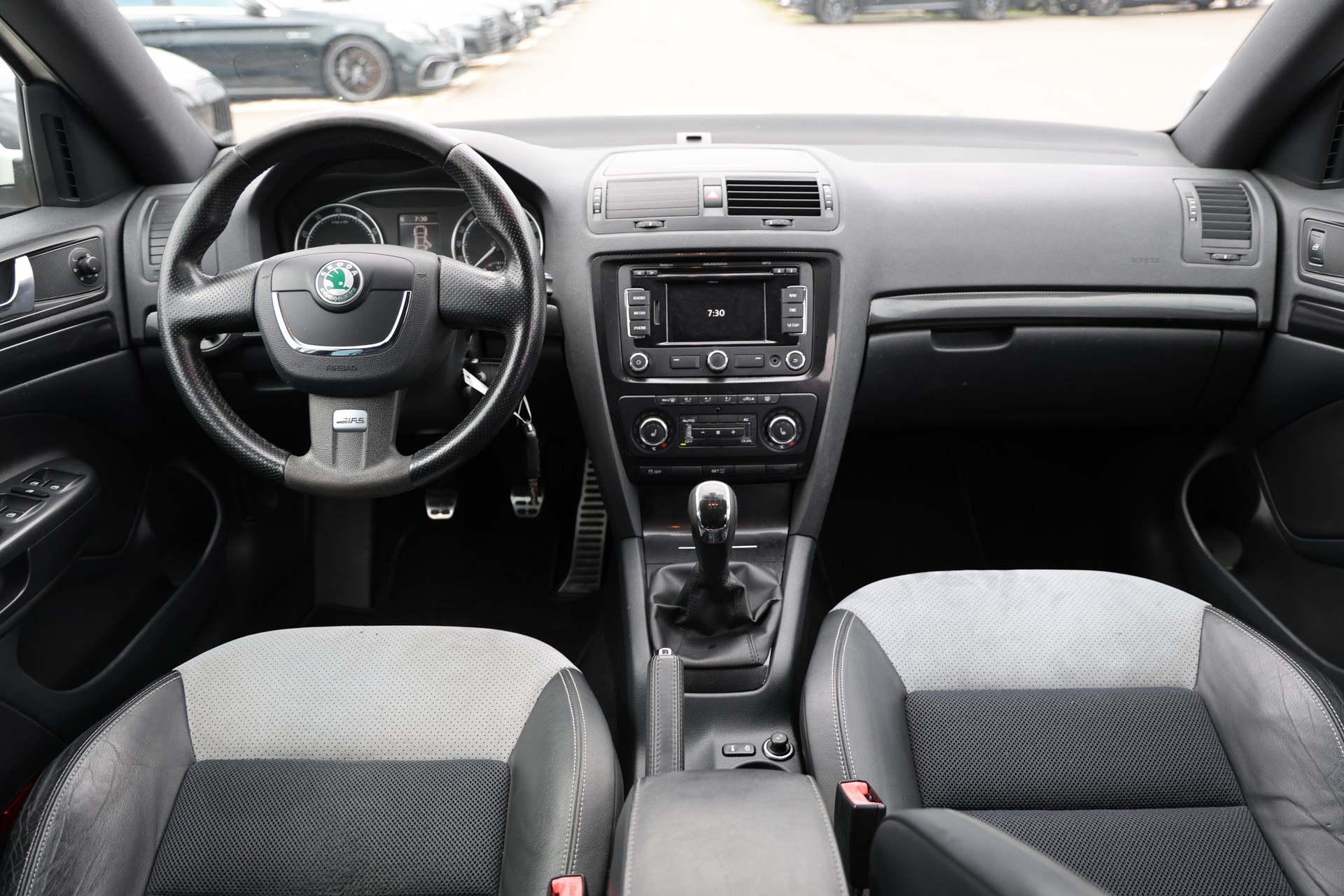 SKODA Octavia Combi 2.0 TFSI 200 RS-image-9