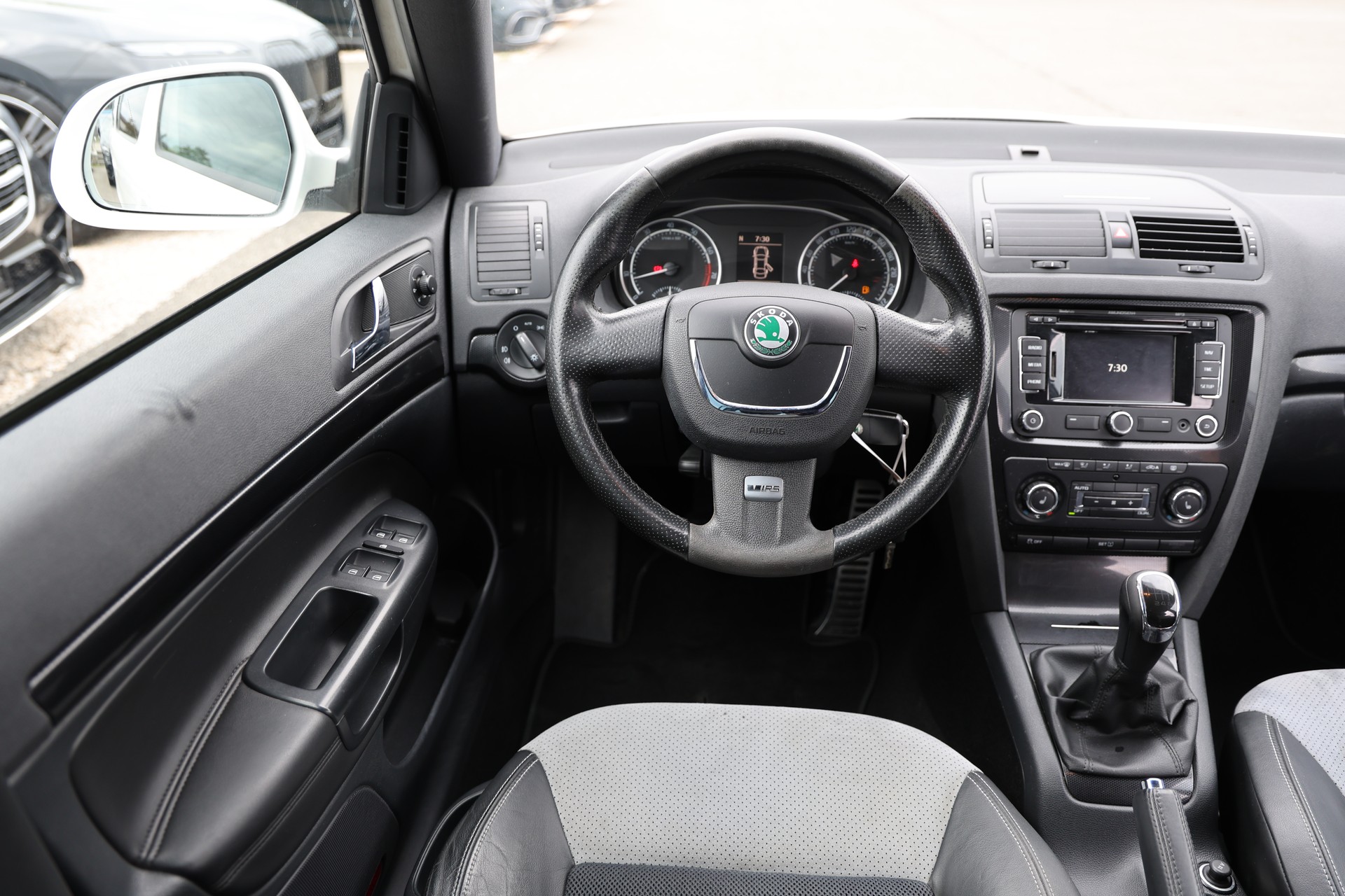 SKODA Octavia Combi 2.0 TFSI 200 RS-image-8