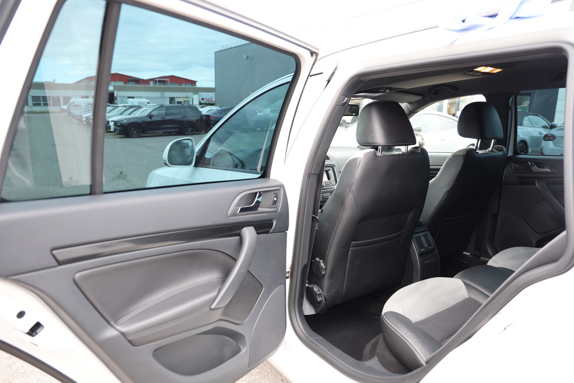 SKODA Octavia Combi 2.0 TFSI 200 RS-image-13