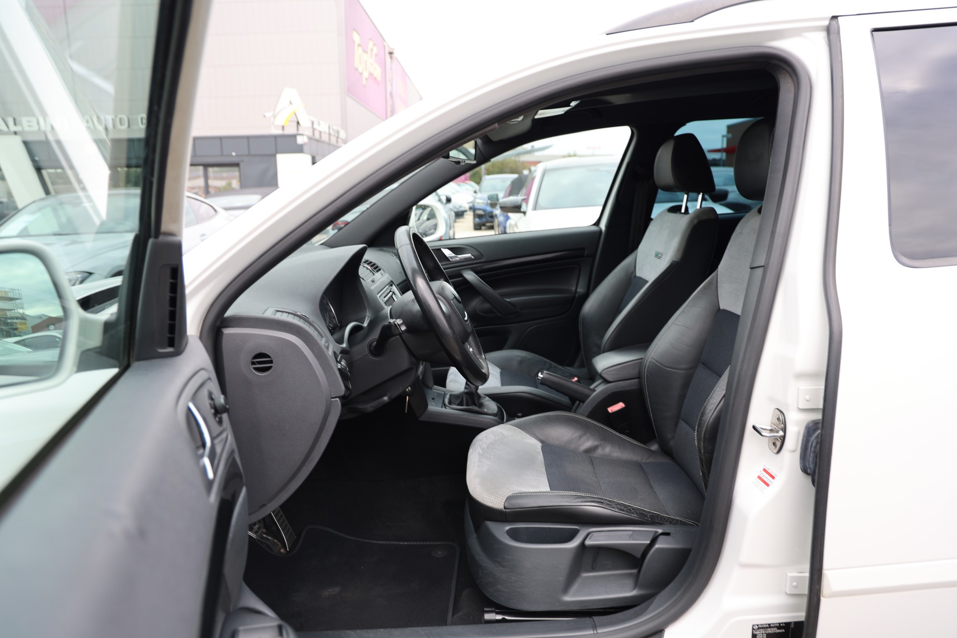 SKODA Octavia Combi 2.0 TFSI 200 RS-image-5