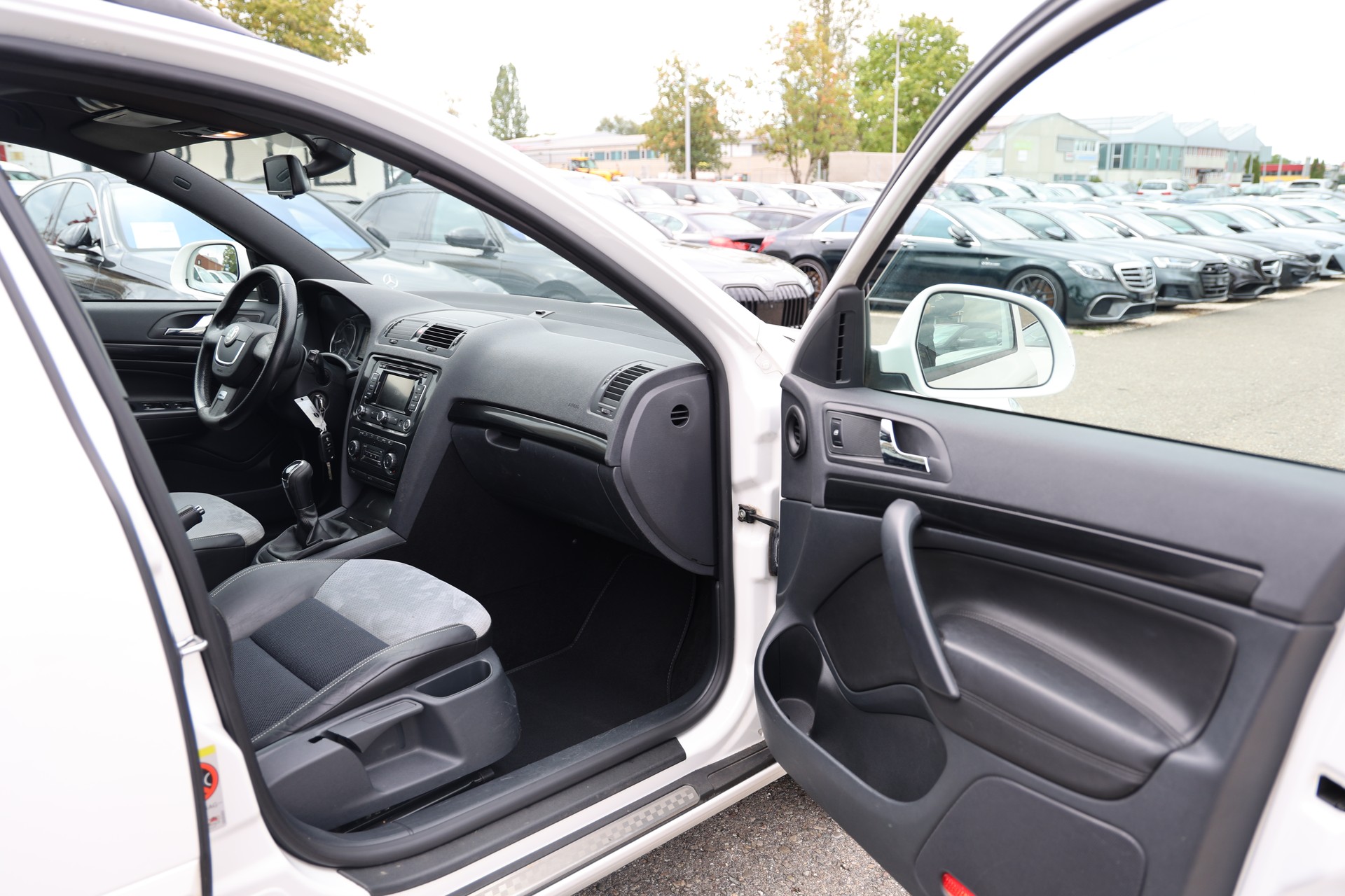 SKODA Octavia Combi 2.0 TFSI 200 RS-image-10