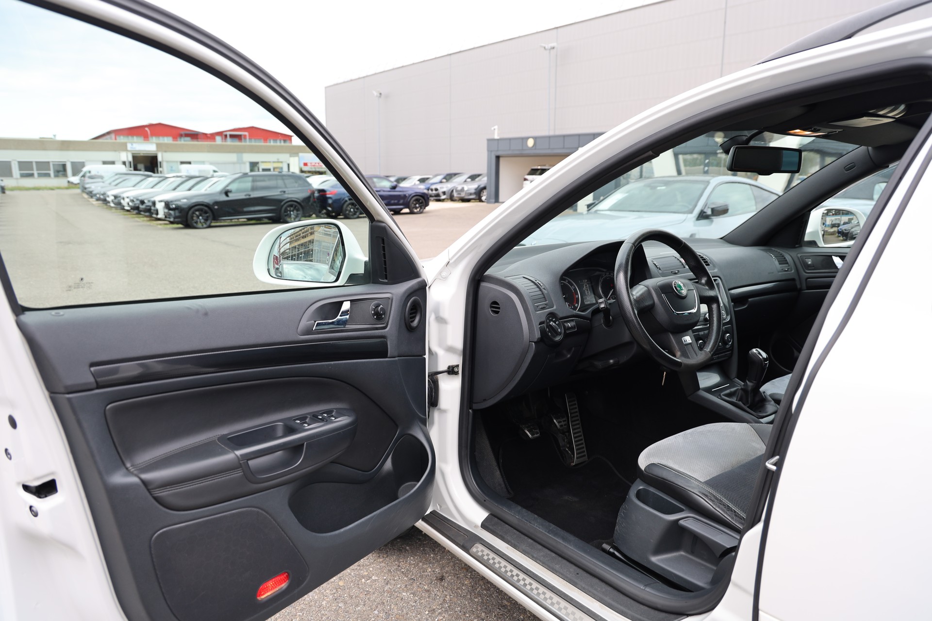 SKODA Octavia Combi 2.0 TFSI 200 RS-image-4