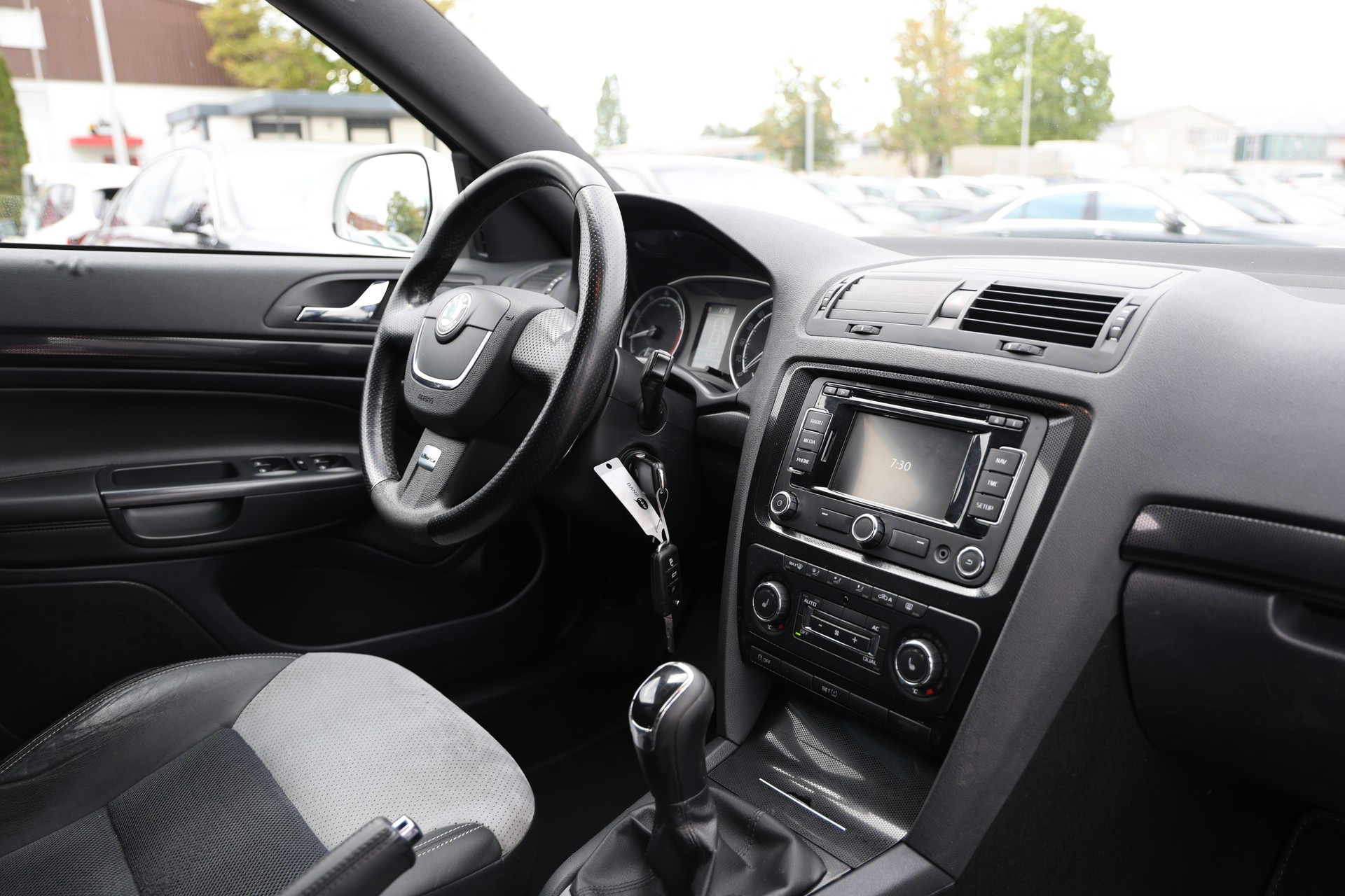 SKODA Octavia Combi 2.0 TFSI 200 RS-image-12