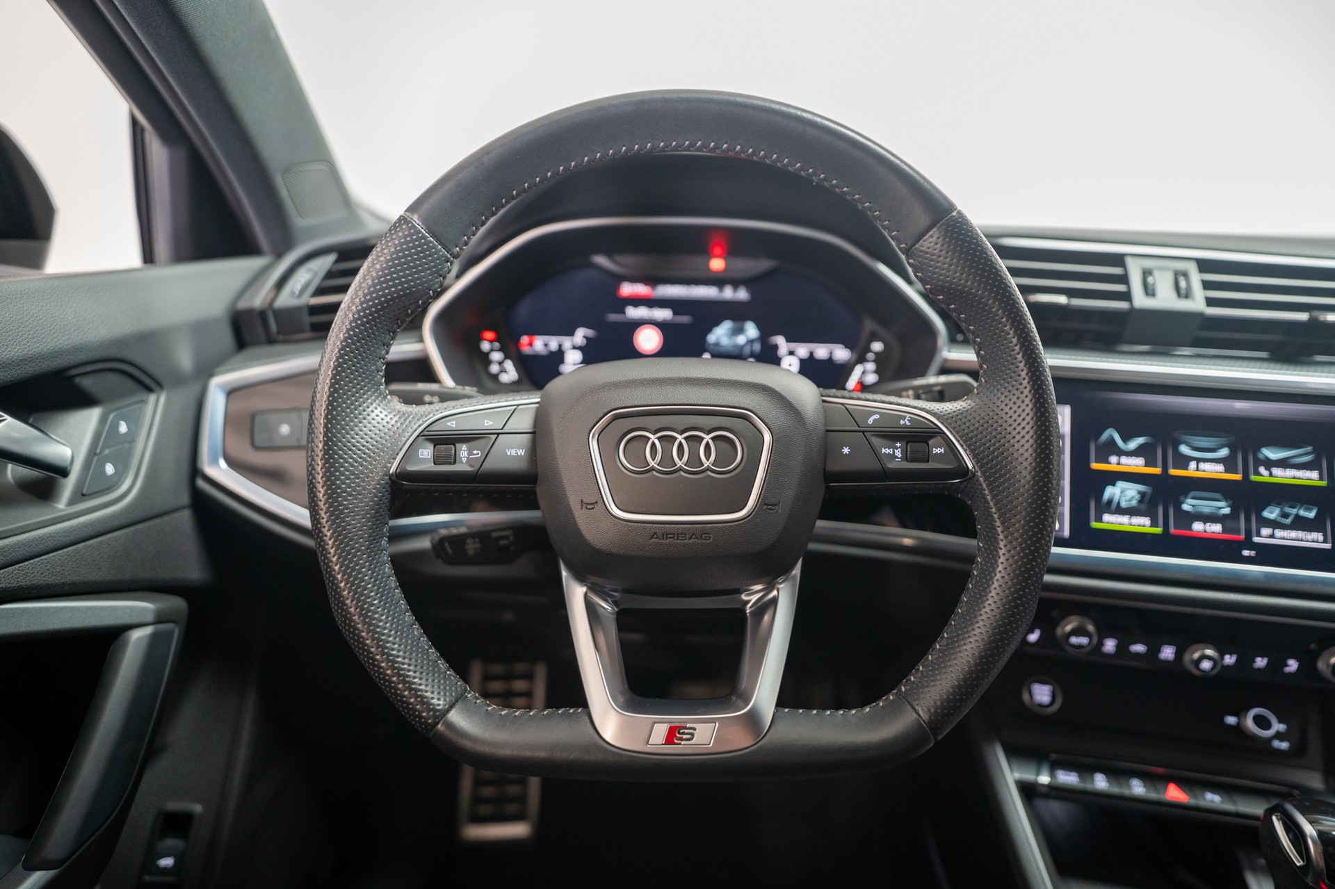 AUDI Q3 1.5 35 TFSI S line S-Tronic / CH-Fahrzeug / S-Line / Rückfahrkamera /-image-19