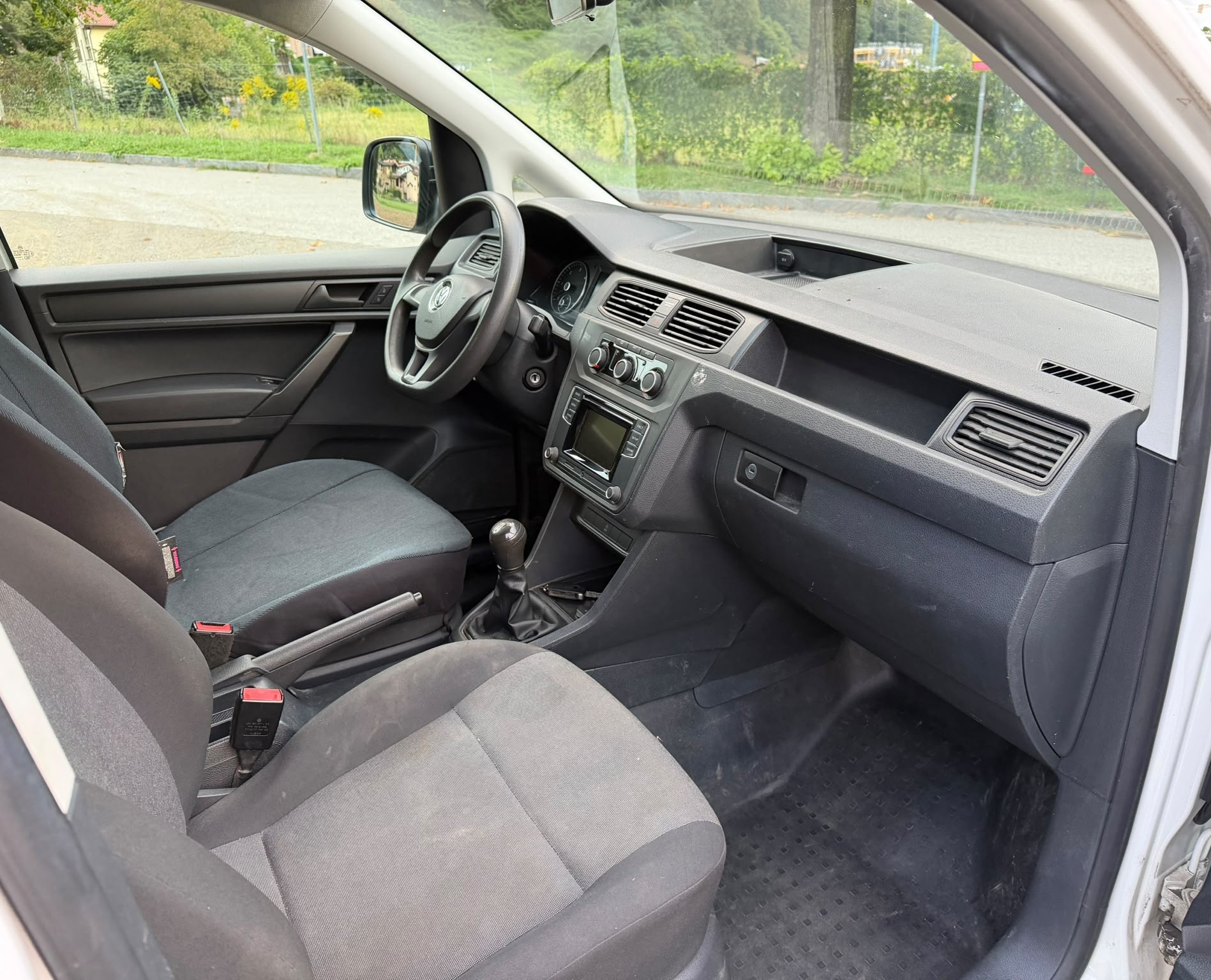 VW Caddy Maxi 2.0TDI BlueMotion Technology-image-11