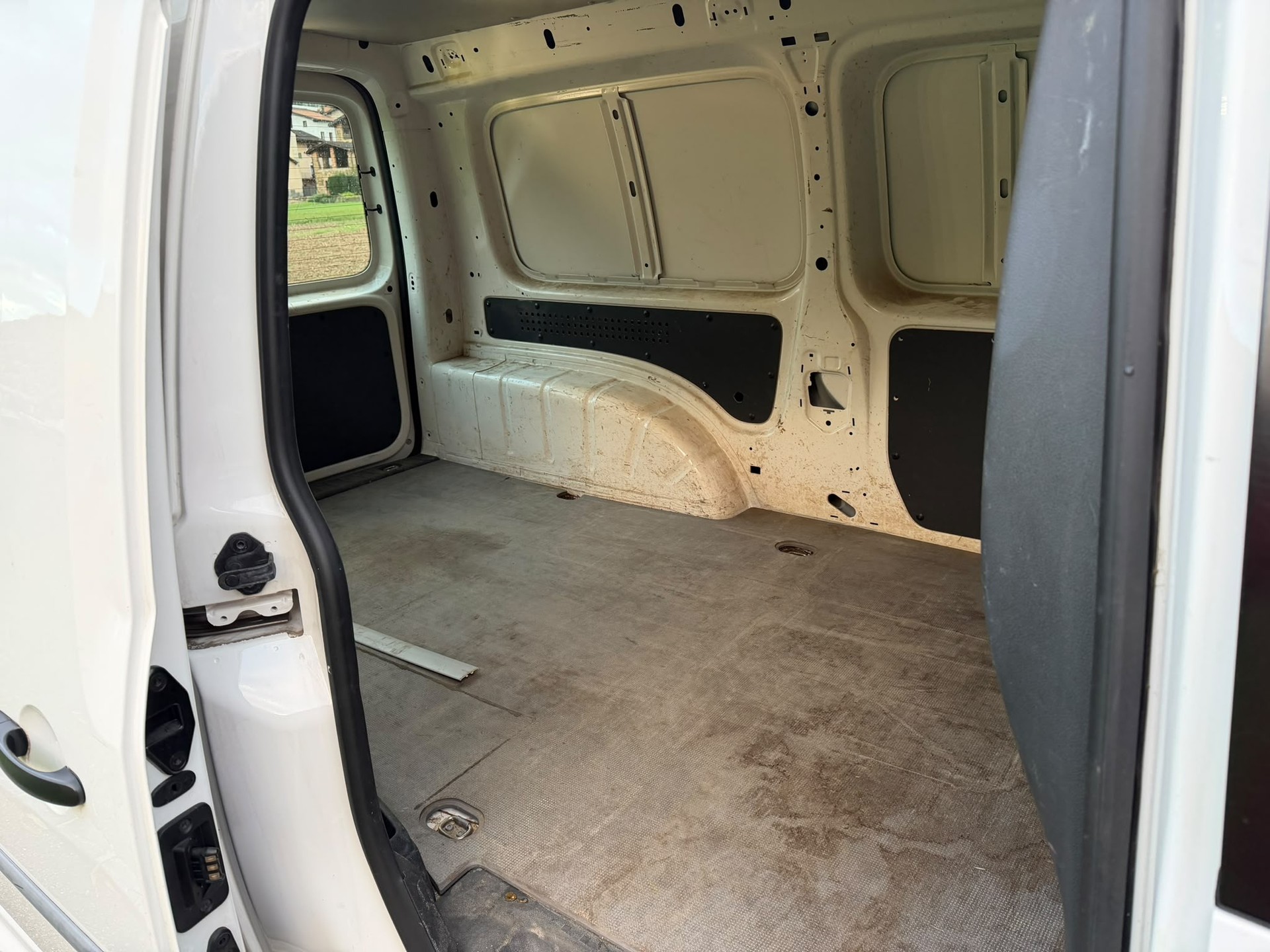 VW Caddy Maxi 2.0TDI BlueMotion Technology-image-13
