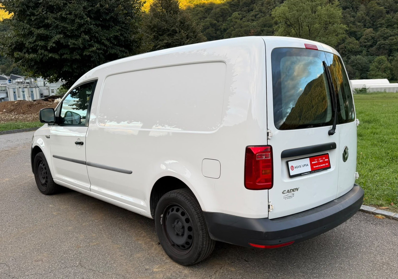 VW Caddy Maxi 2.0TDI BlueMotion Technology-image-4