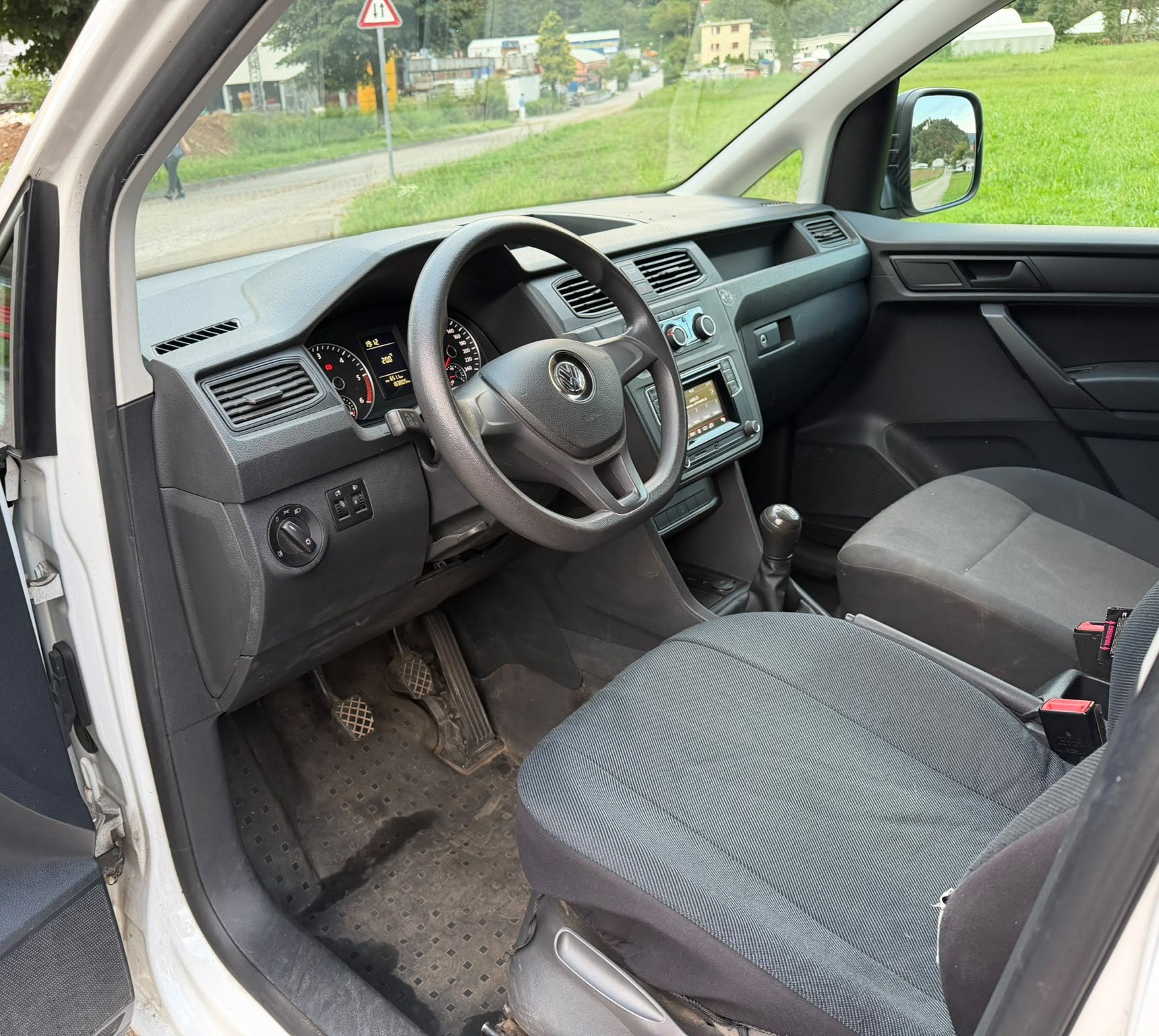 VW Caddy Maxi 2.0TDI BlueMotion Technology-image-8