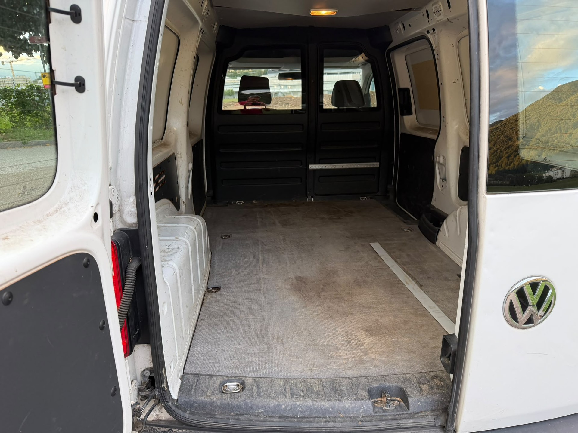 VW Caddy Maxi 2.0TDI BlueMotion Technology-image-12