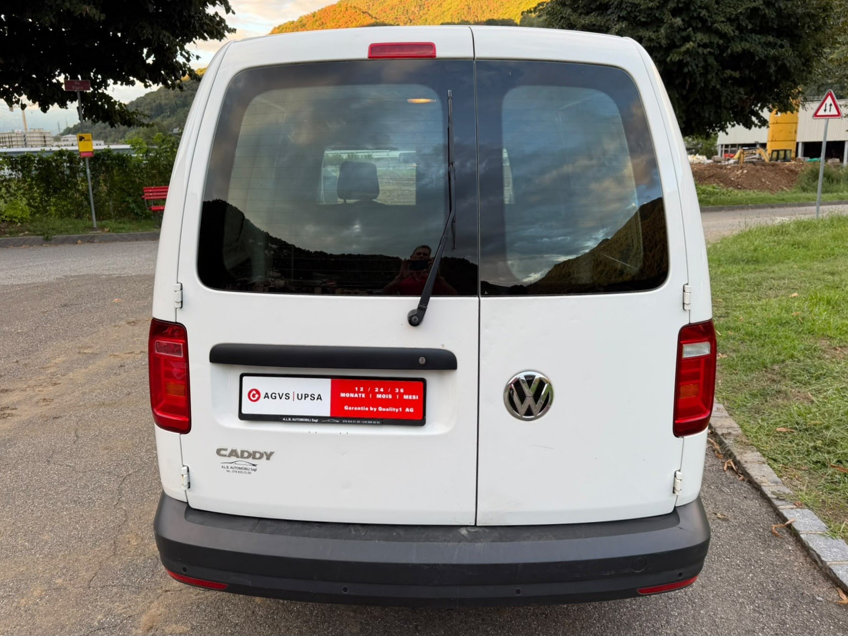 VW Caddy Maxi 2.0TDI BlueMotion Technology-image-3
