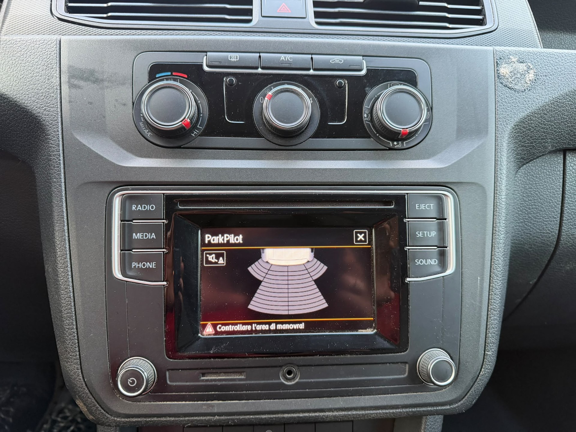 VW Caddy Maxi 2.0TDI BlueMotion Technology-image-14