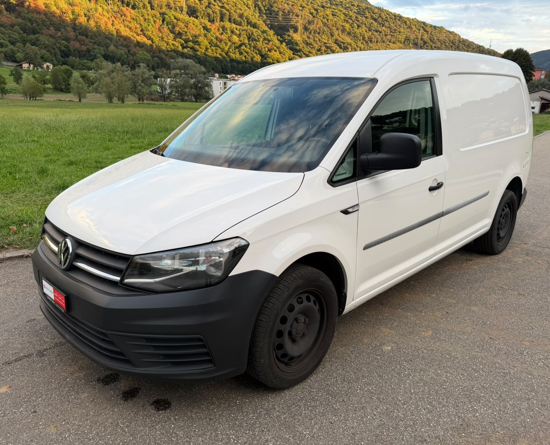 VW Caddy Maxi 2.0TDI BlueMotion Technology-image-0
