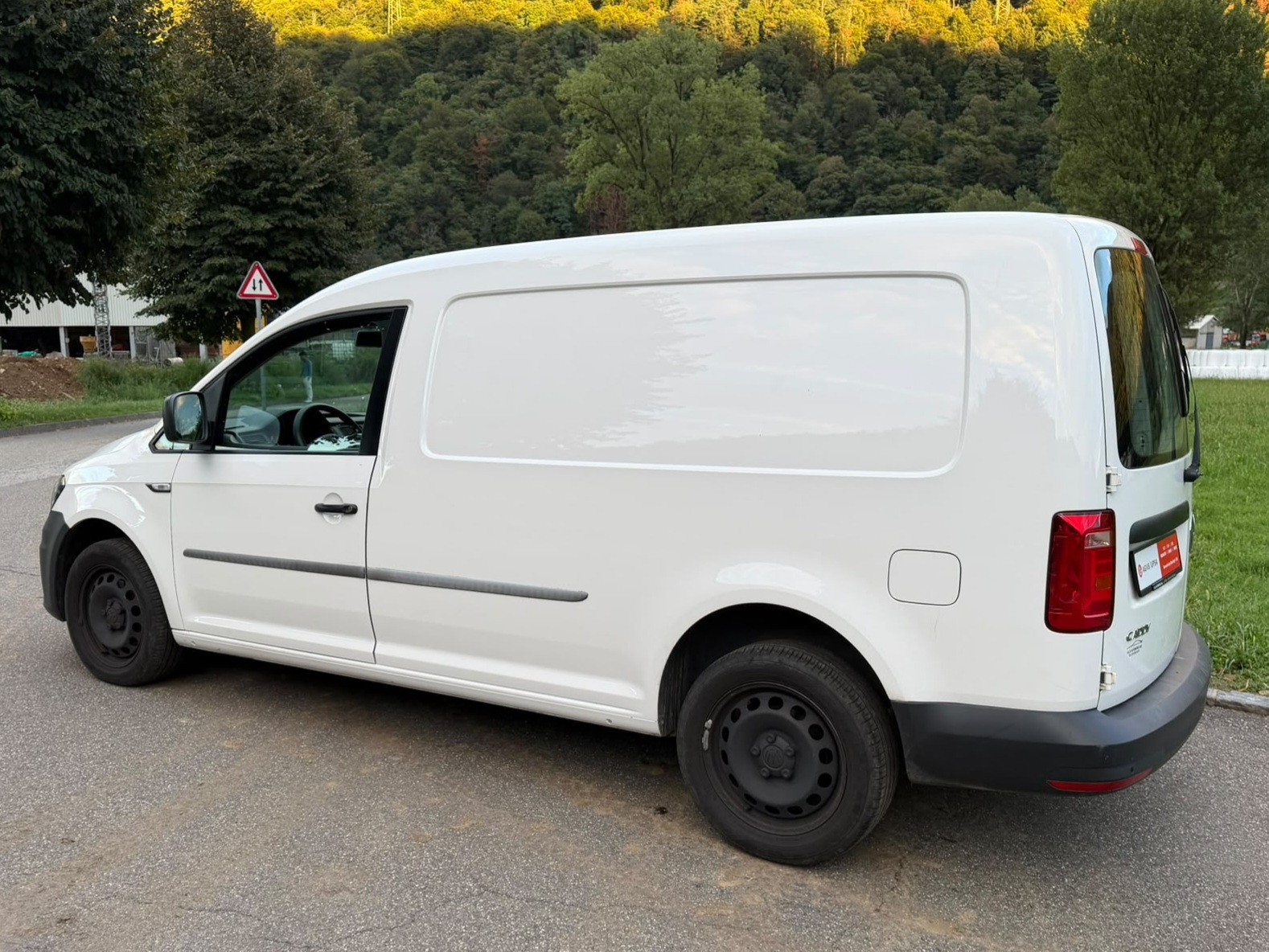 VW Caddy Maxi 2.0TDI BlueMotion Technology-image-6