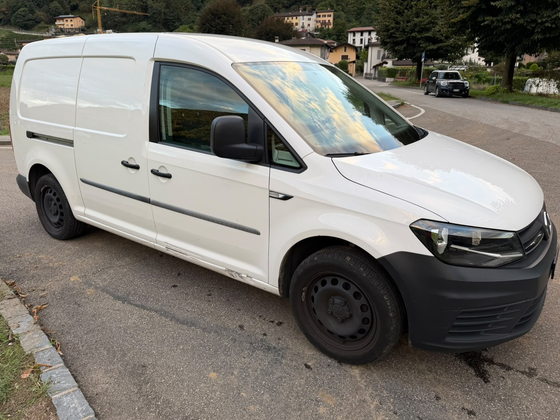 VW Caddy Maxi 2.0TDI BlueMotion Technology-image-1