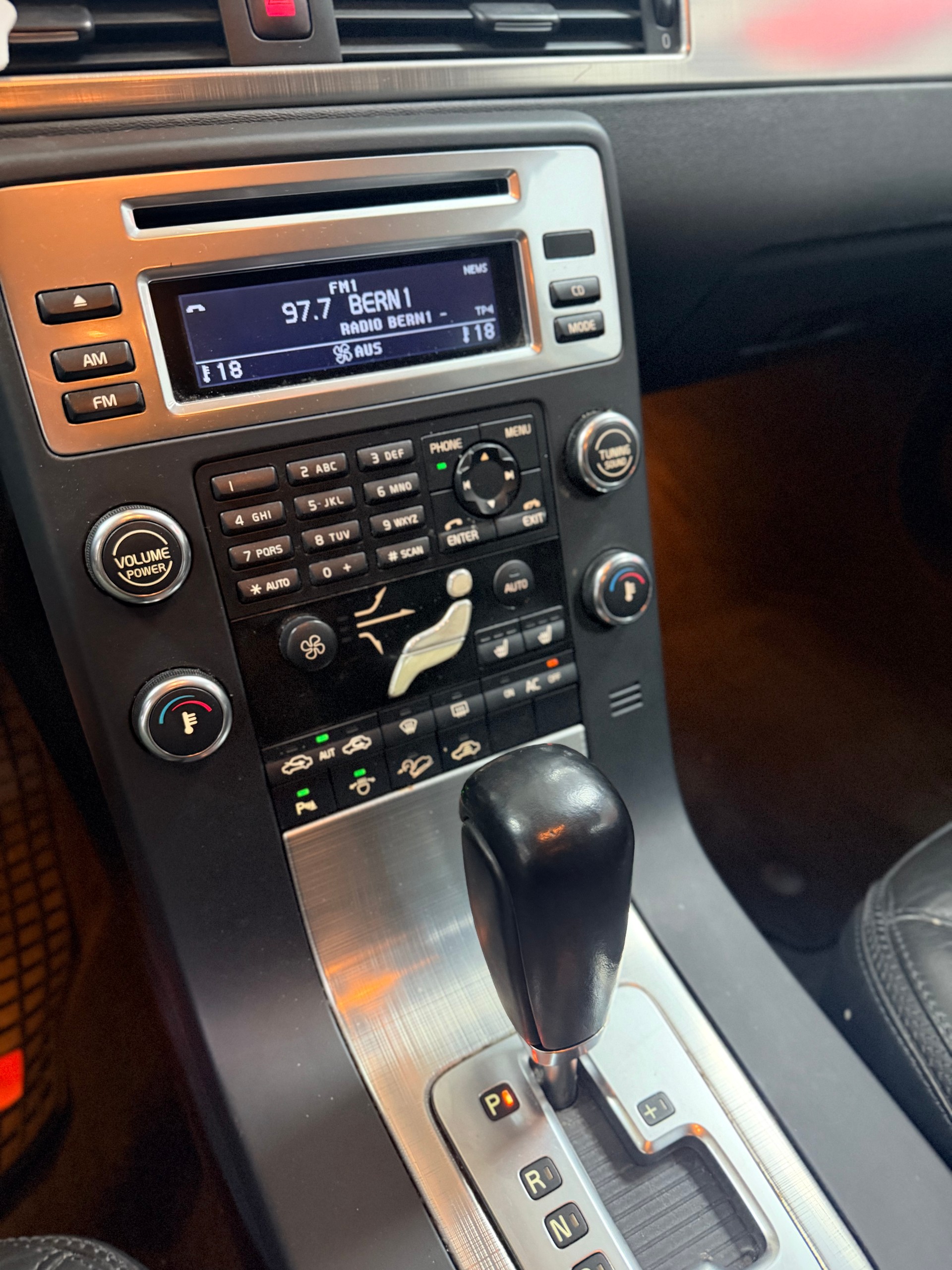 VOLVO XC70 D5 AWD Momentum Geartronic-image-8
