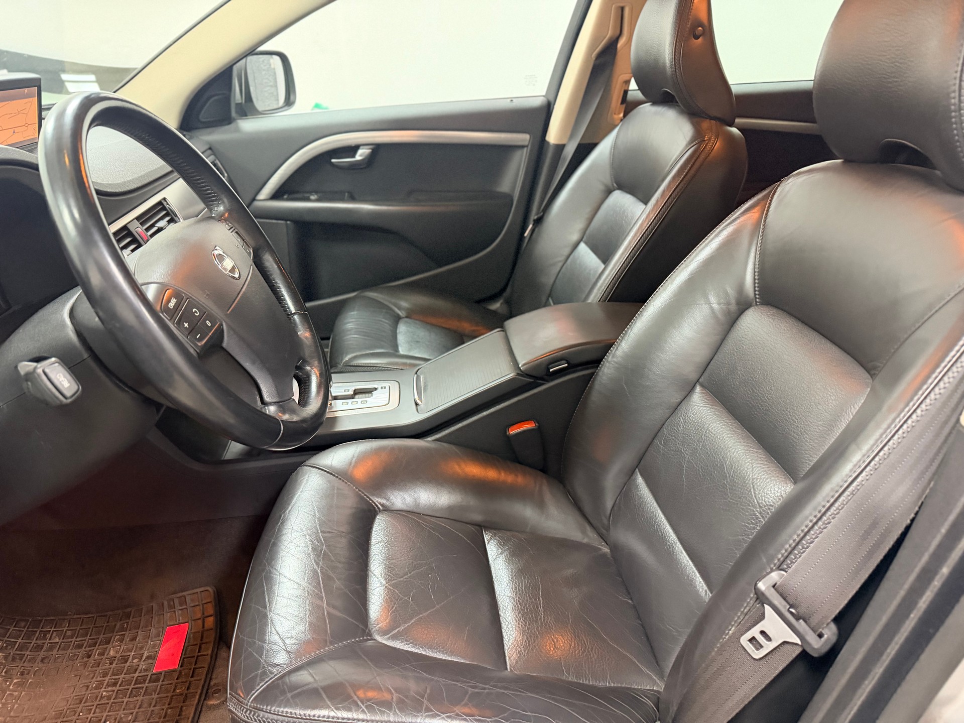 VOLVO XC70 D5 AWD Momentum Geartronic-image-5