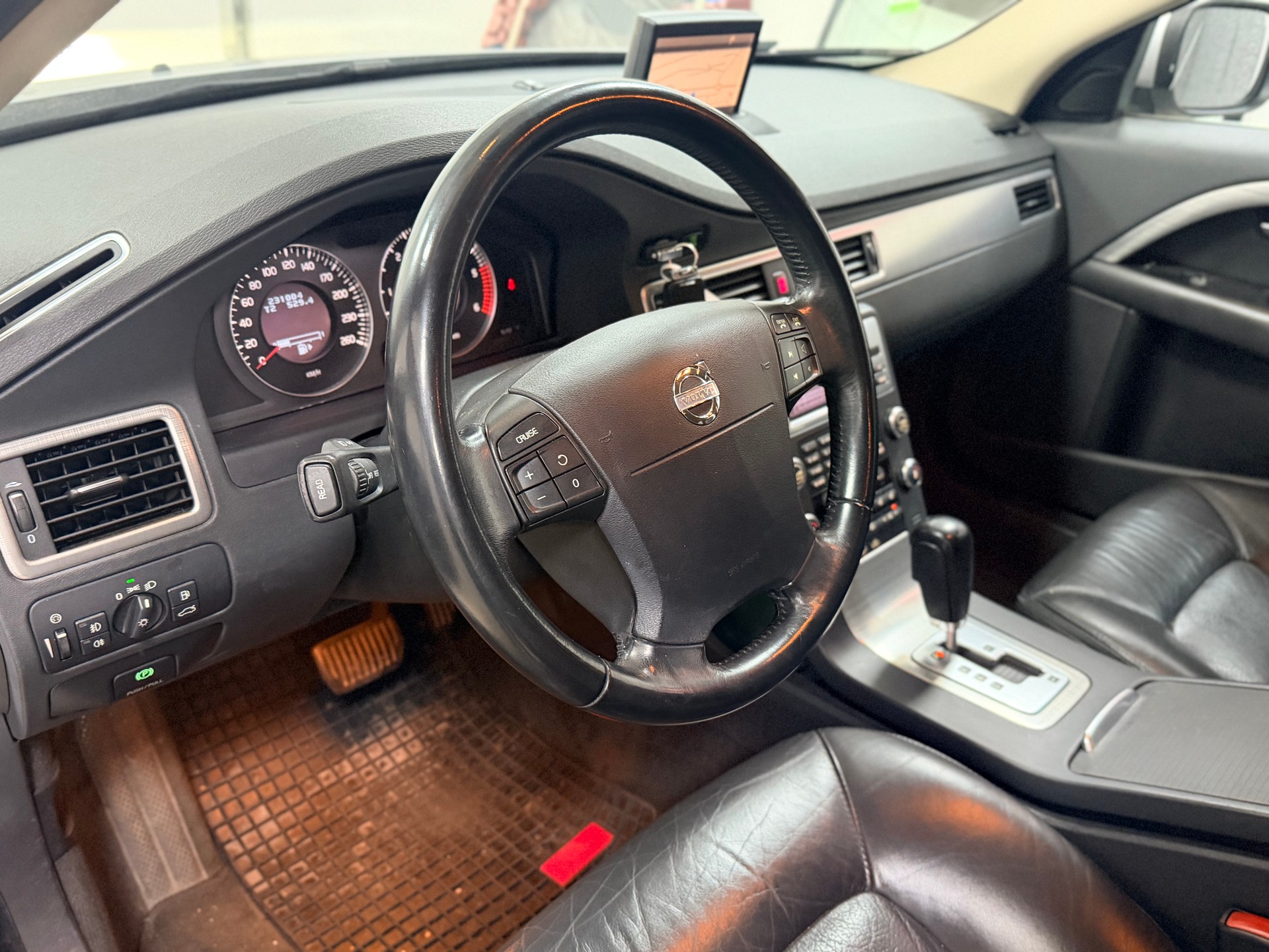 VOLVO XC70 D5 AWD Momentum Geartronic-image-4
