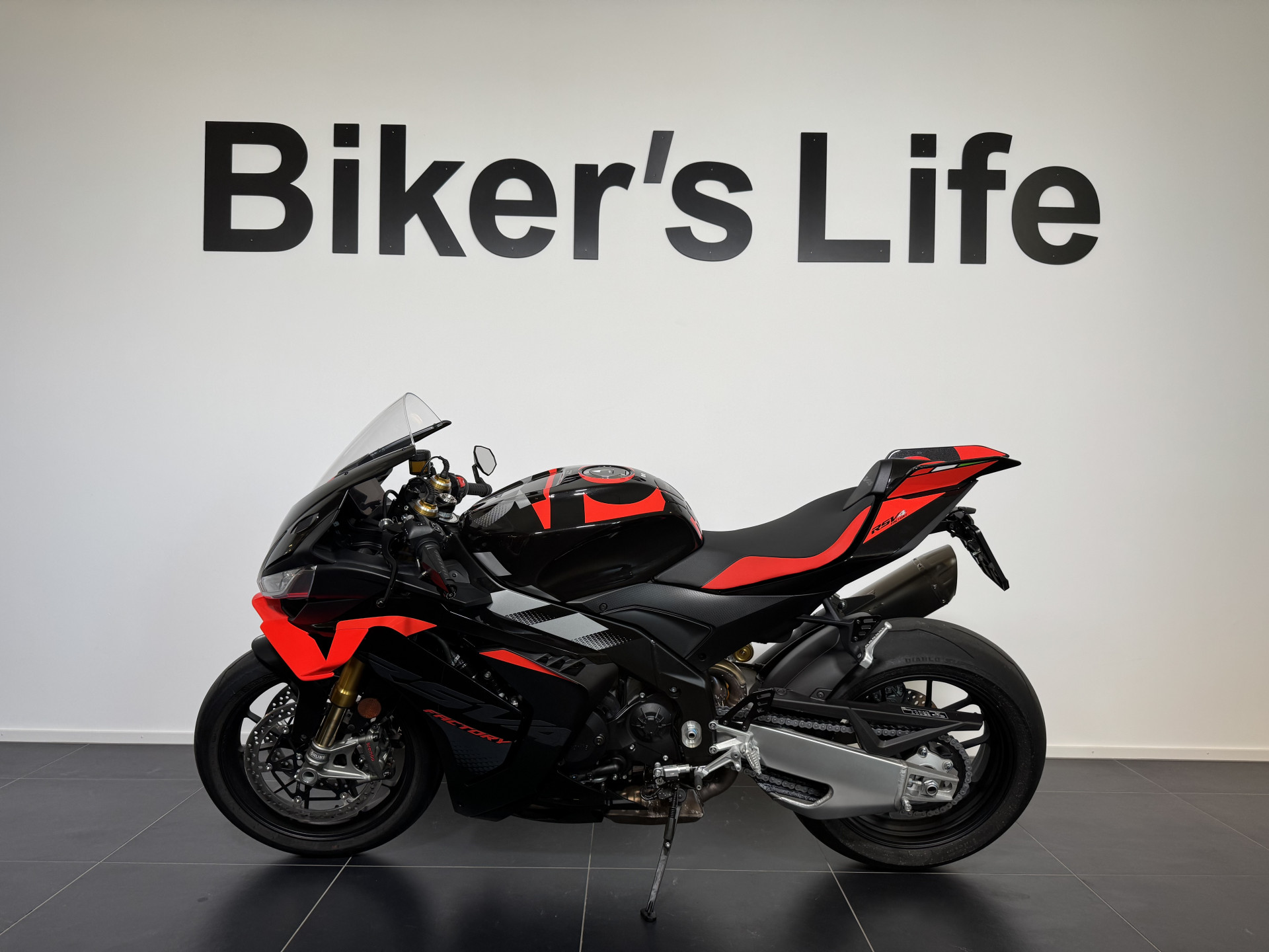 APRILIA RSV4 1100 Factory-showroom-element-1