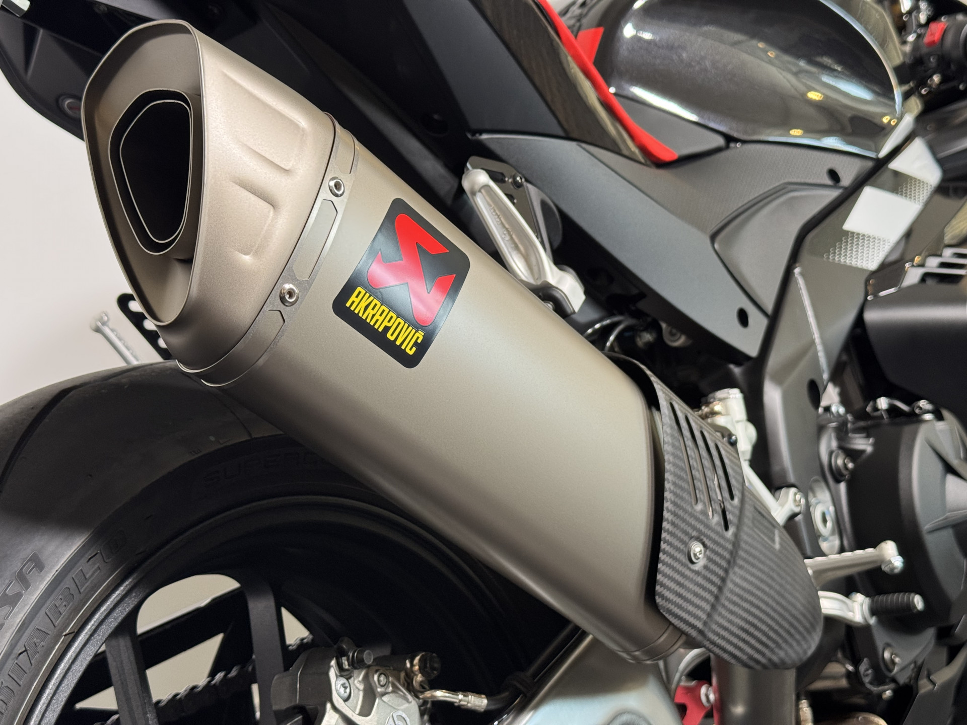 APRILIA RSV4 1100 Factory-showroom-element-3
