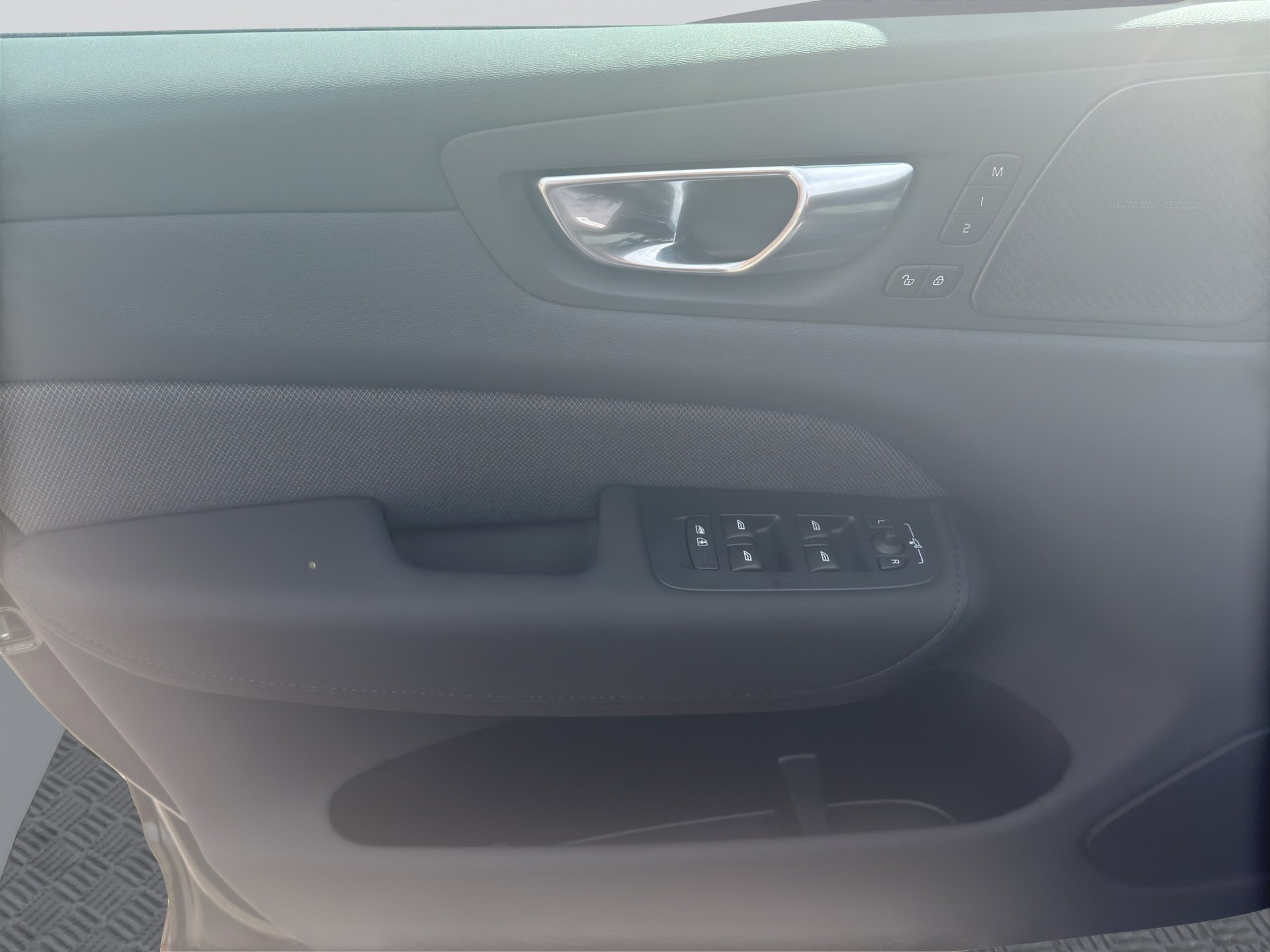 VOLVO XC60 T6 eAWD PluginHybrid Plus Black Edition Geartronic-image-8