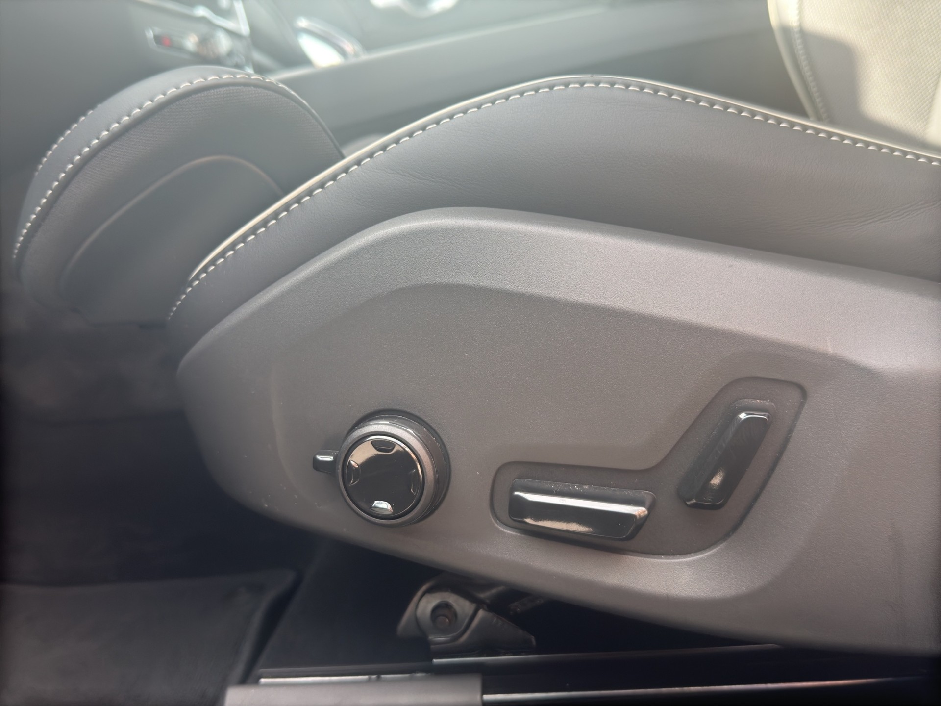 VOLVO XC60 T6 eAWD PluginHybrid Plus Black Edition Geartronic-image-9