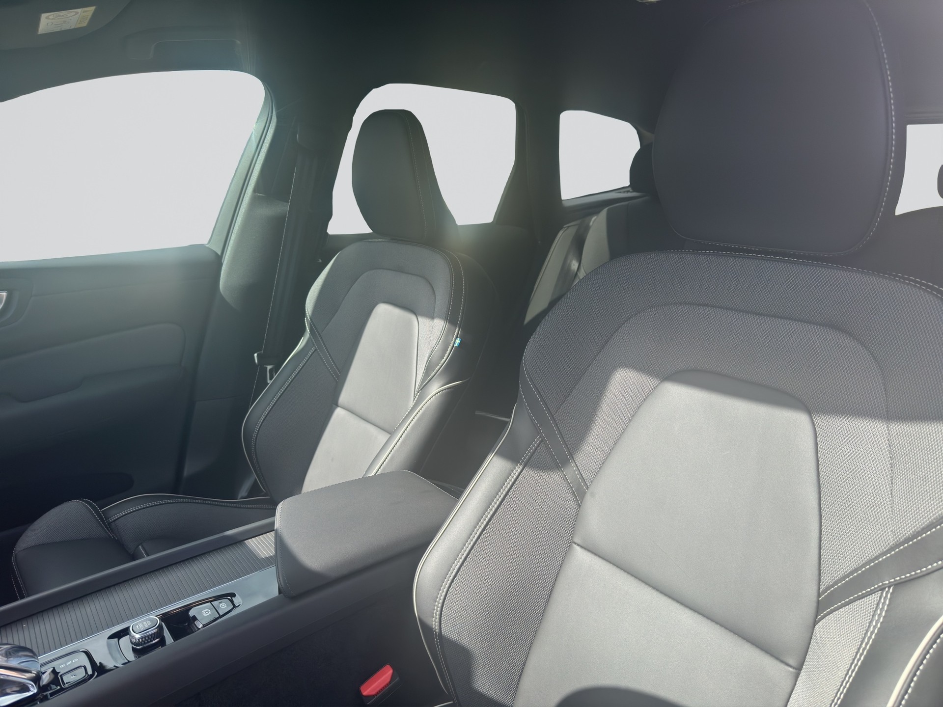 VOLVO XC60 T6 eAWD PluginHybrid Plus Black Edition Geartronic-image-5