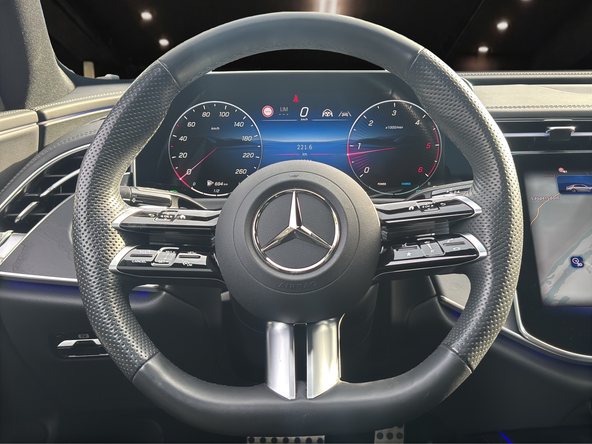MERCEDES-BENZ E 220 d AMG Line 4matic-image-12