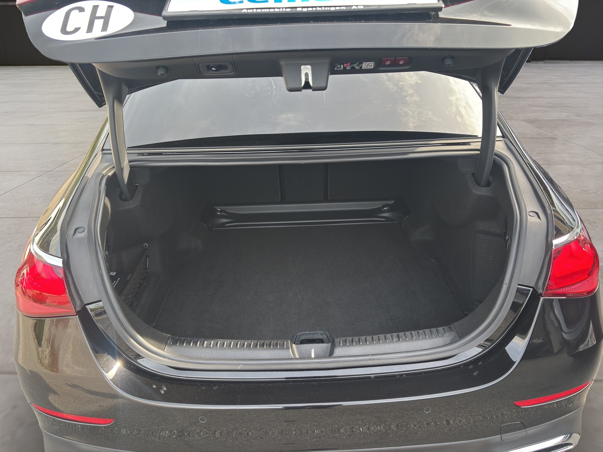 MERCEDES-BENZ E 220 d AMG Line 4matic-image-16