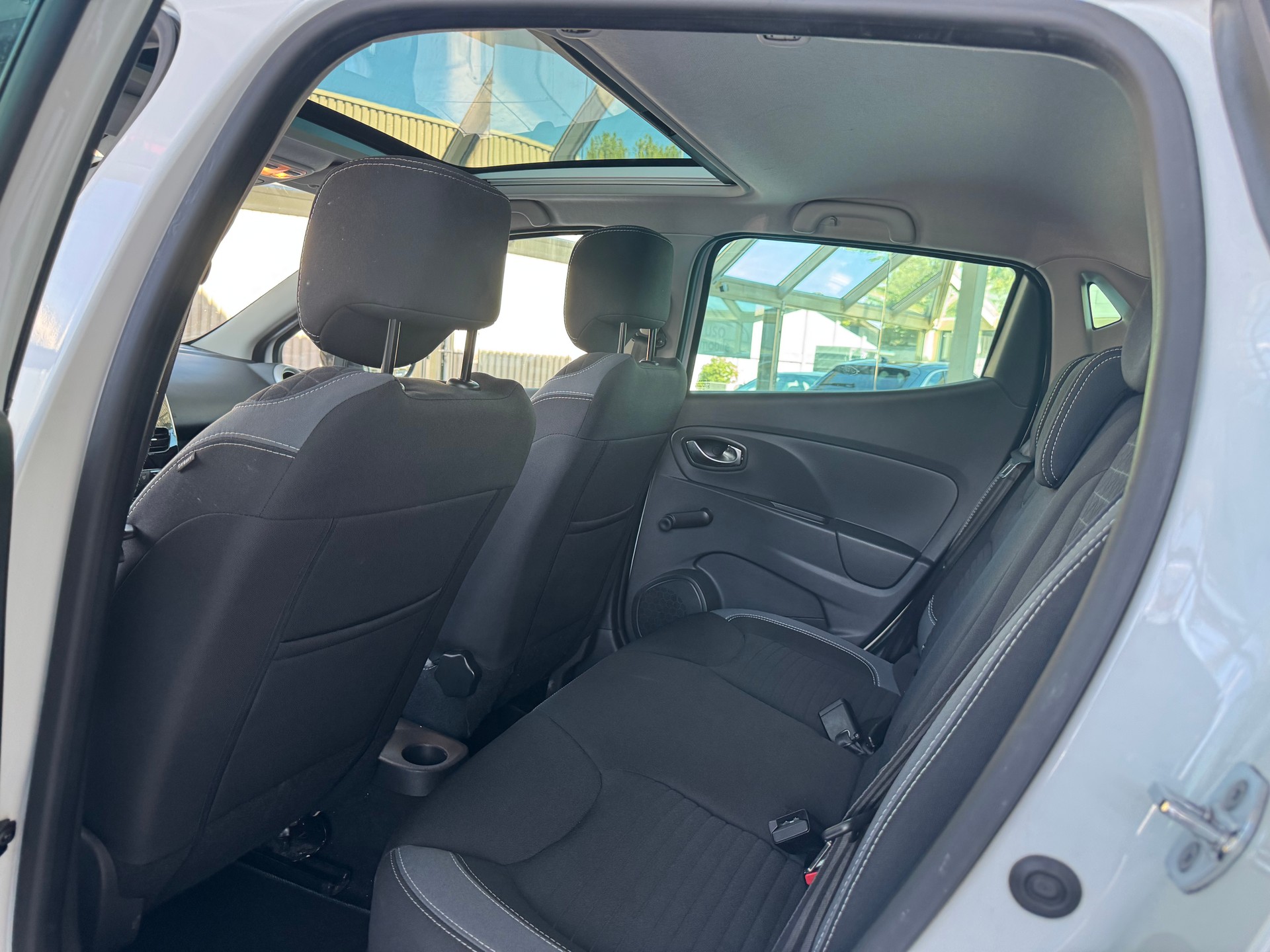 RENAULT Clio 0.9 12V Swiss Edition*Panoramadach*-image-9
