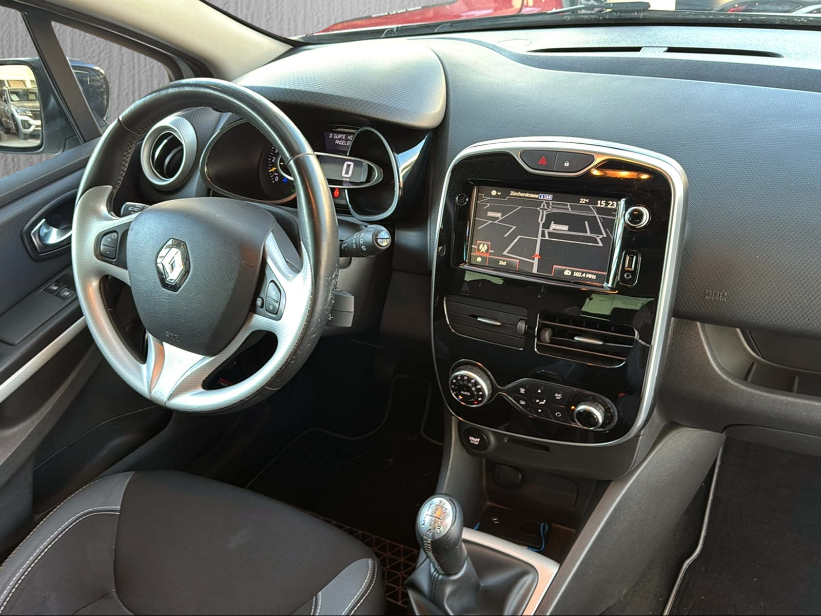 RENAULT Clio 0.9 12V Swiss Edition*Panoramadach*-image-11