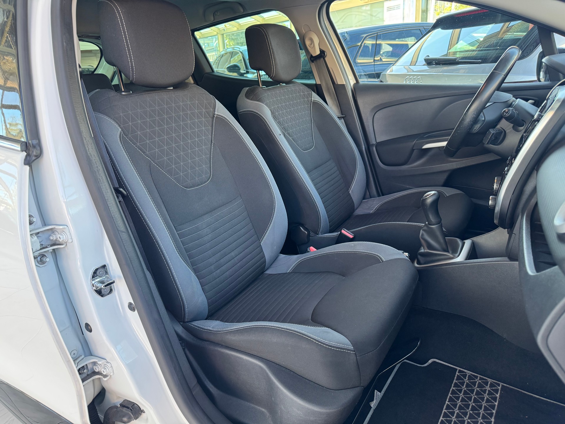 RENAULT Clio 0.9 12V Swiss Edition*Panoramadach*-image-8