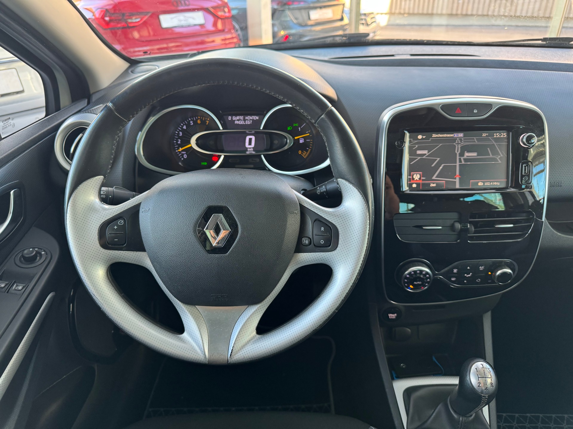 RENAULT Clio 0.9 12V Swiss Edition*Panoramadach*-image-10